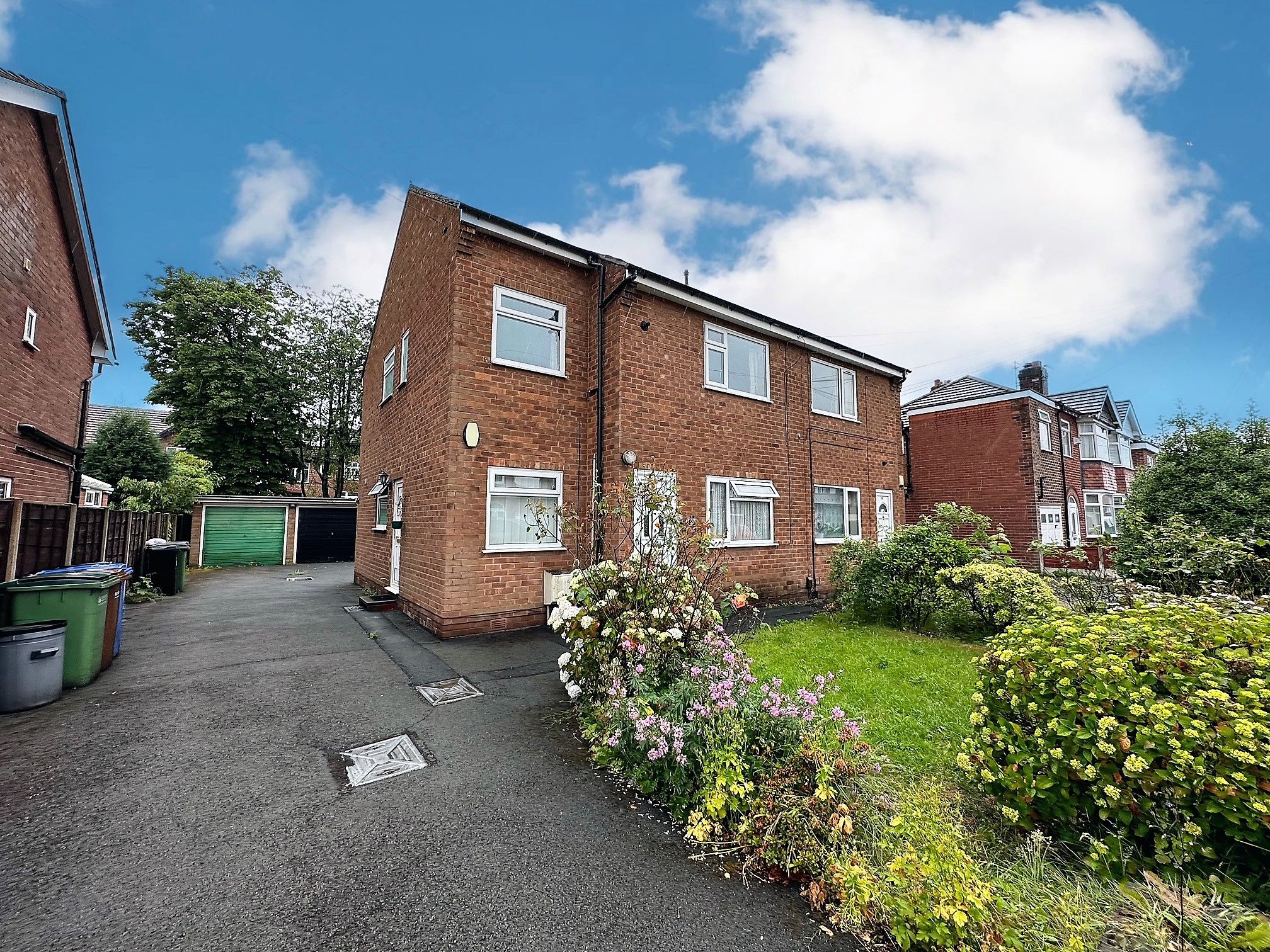 2 bedroom flat flat/apartment Sold in Stockport - Photograph 1.