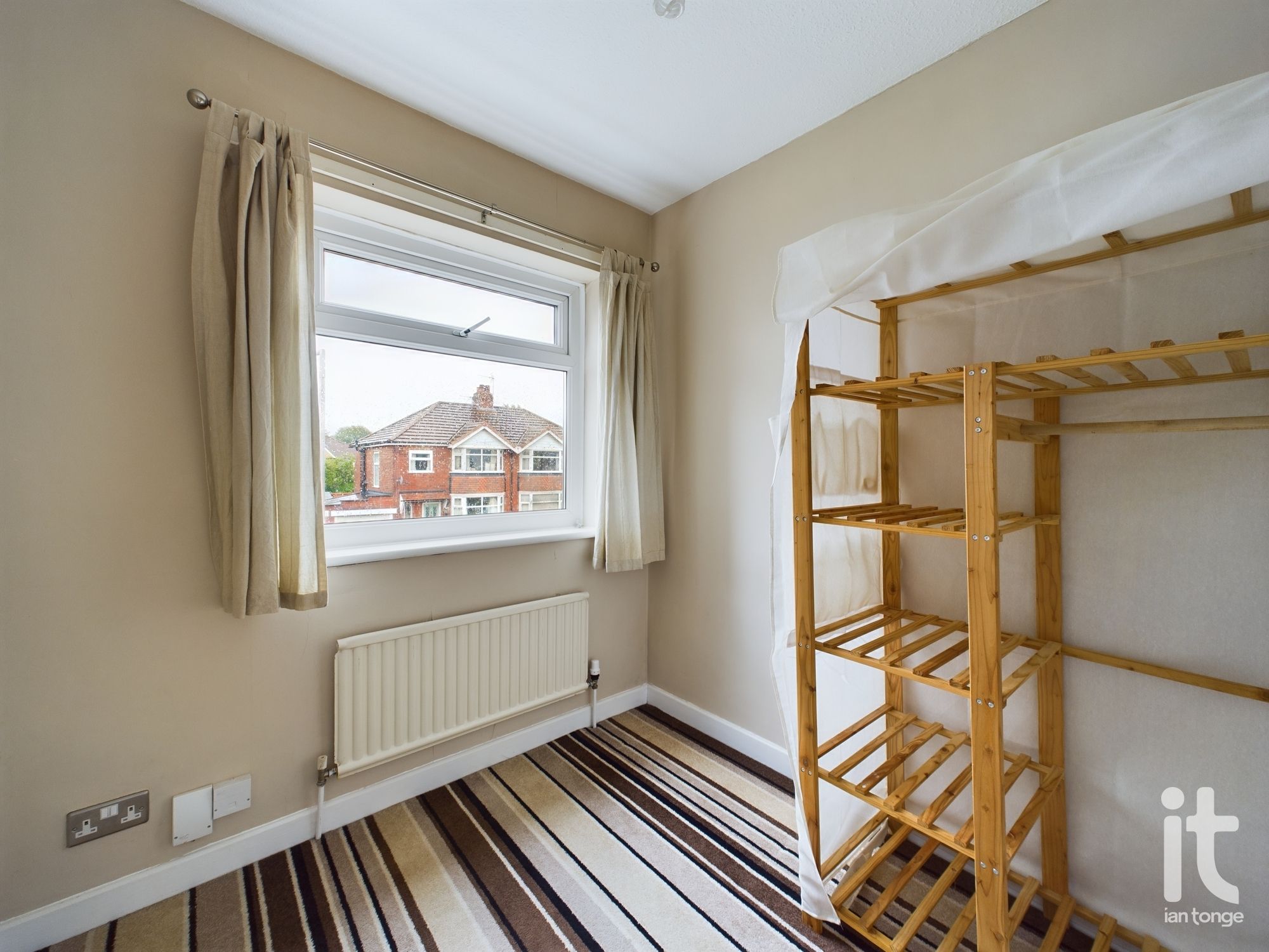 2 bedroom flat flat/apartment Sold in Stockport - Photograph 7.