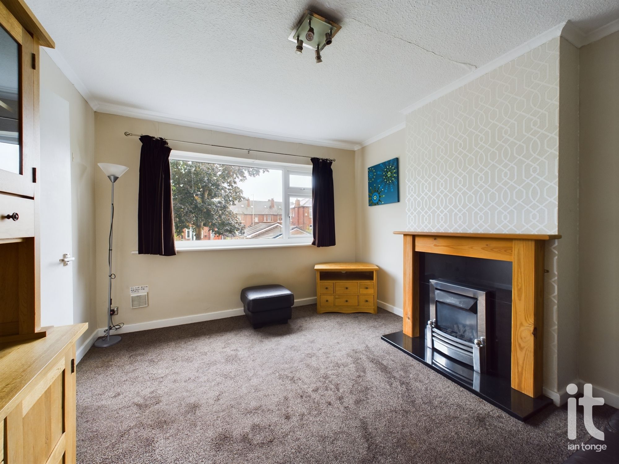 2 bedroom flat flat/apartment Sold in Stockport - Photograph 2.