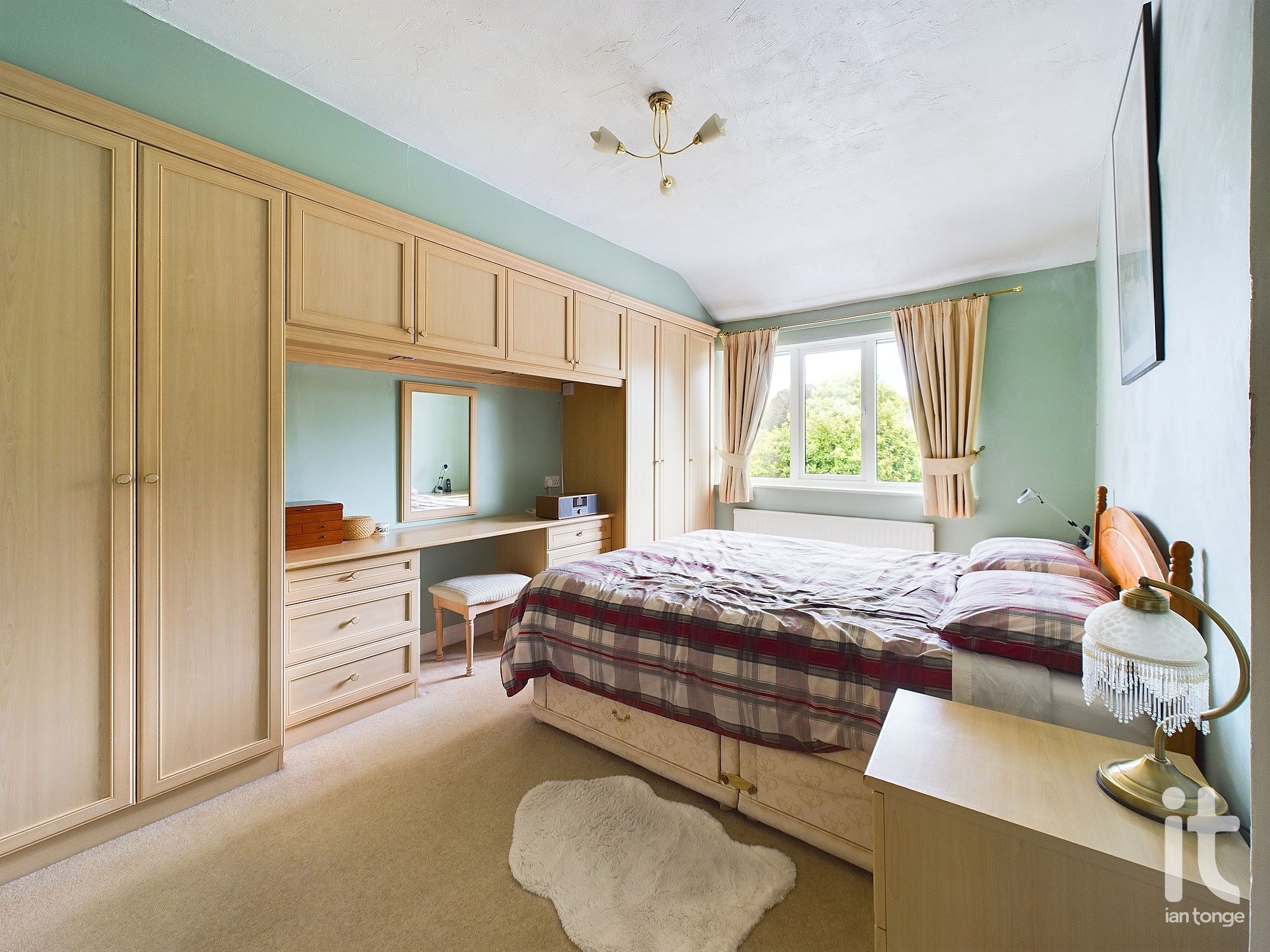 4 bedroom semi-detached house Sold in Stockport - Photograph 14.