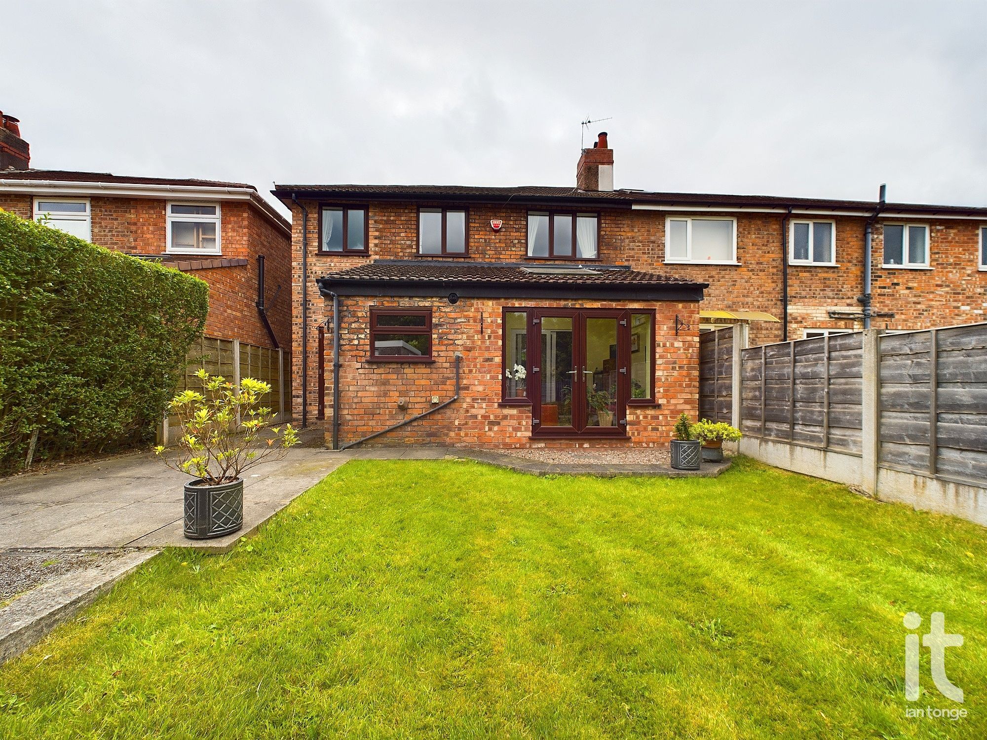 4 bedroom semi-detached house Sold in Stockport - Photograph 24.
