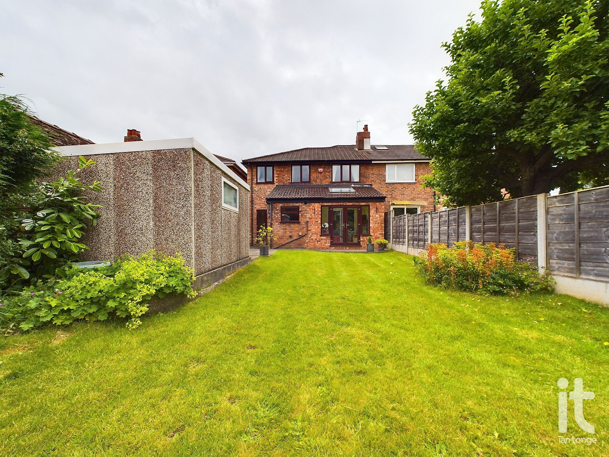 4 bedroom semi-detached house Sold in Stockport - Photograph 23.