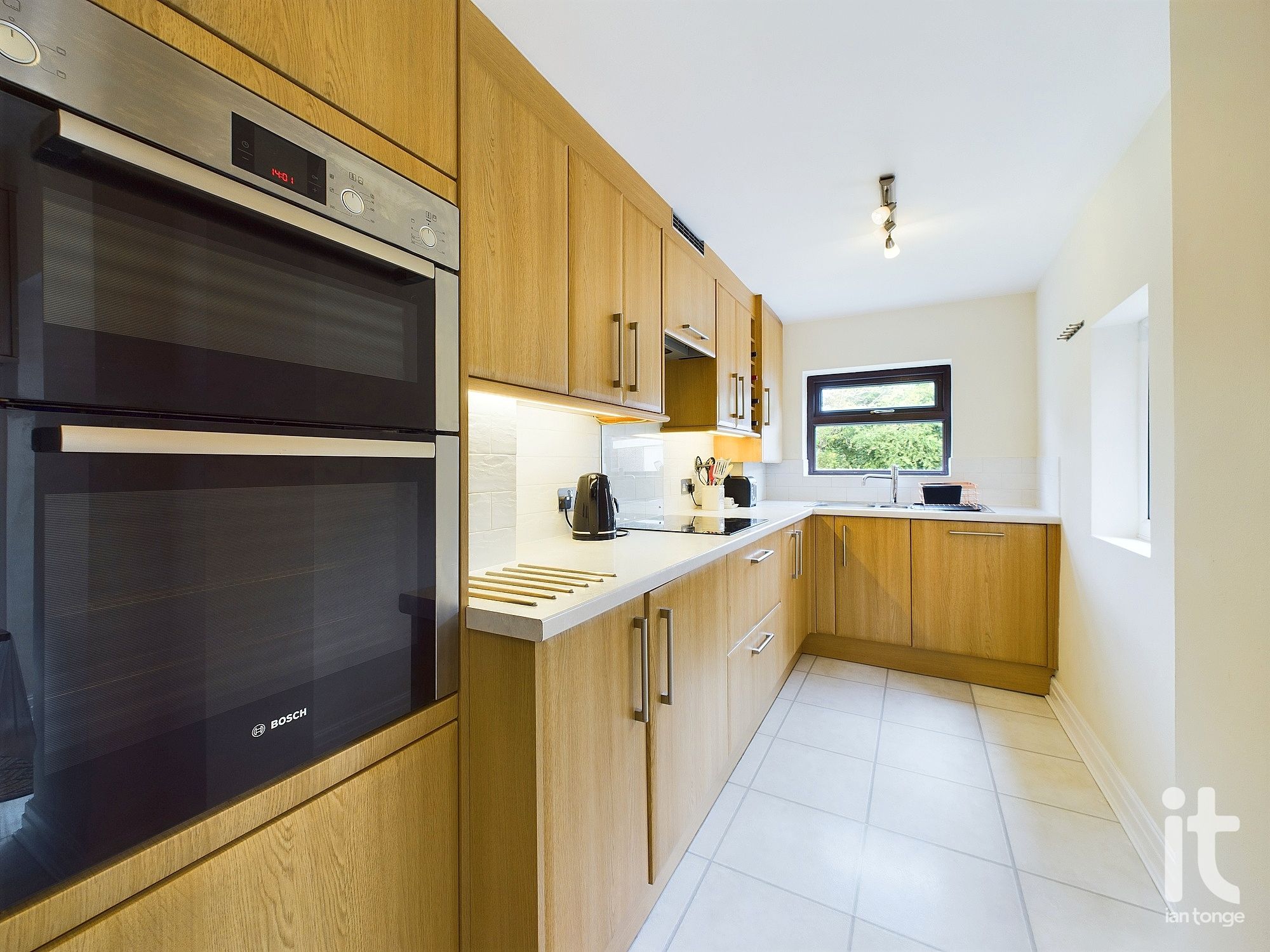 4 bedroom semi-detached house Sold in Stockport - Photograph 10.