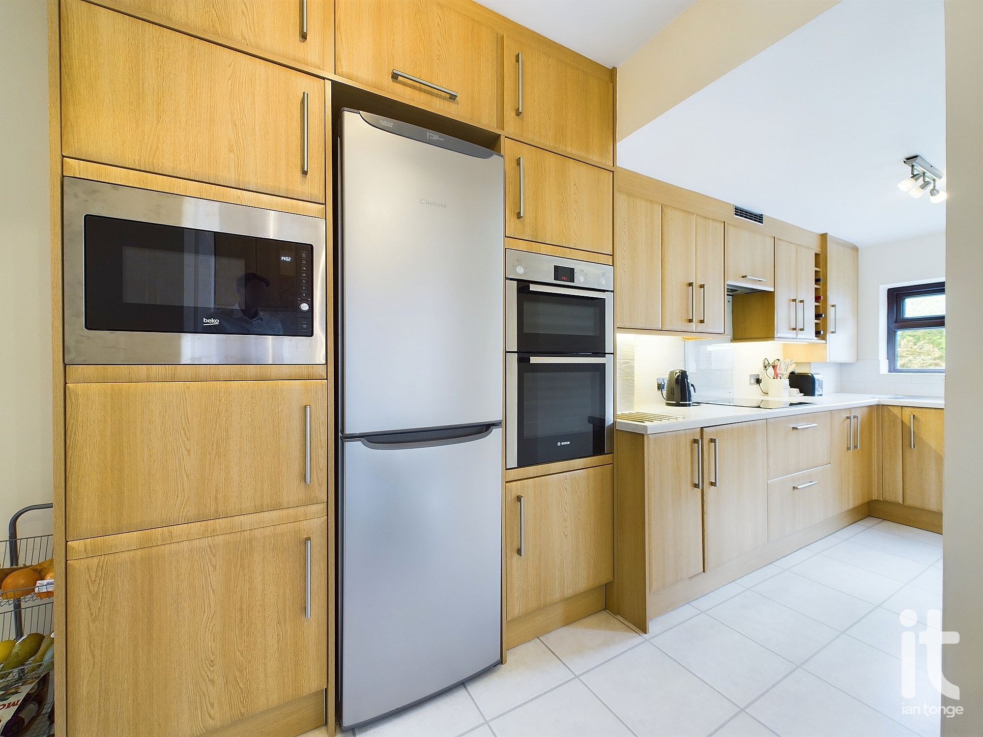 4 bedroom semi-detached house Sold in Stockport - Photograph 11.