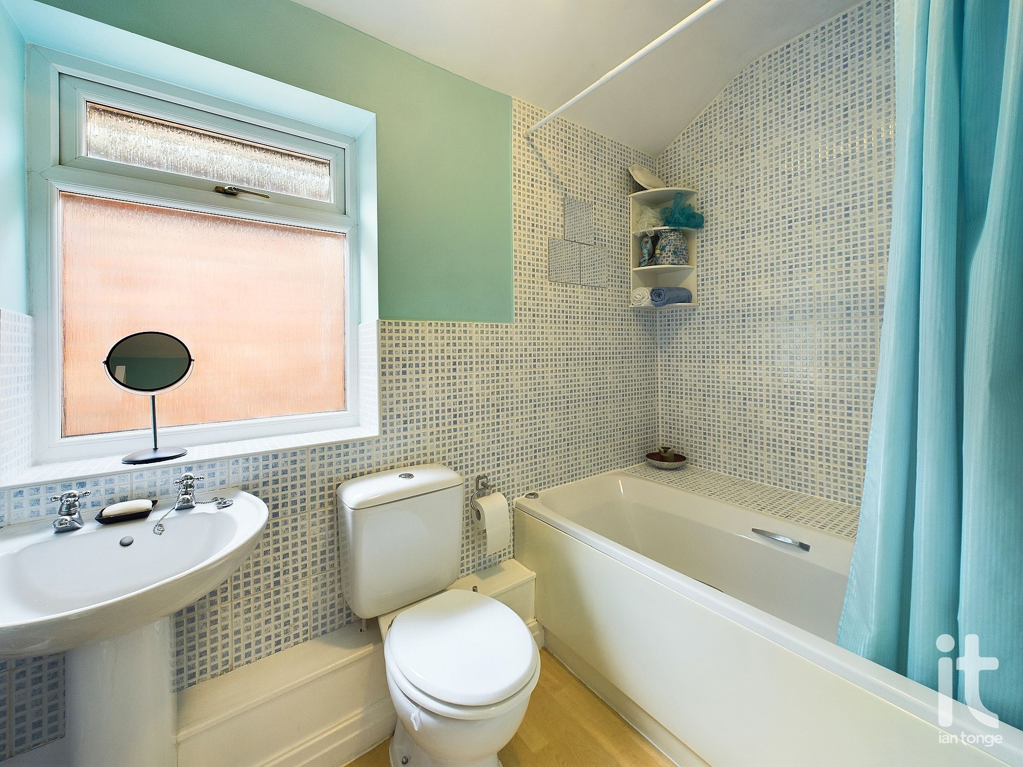 4 bedroom semi-detached house Sold in Stockport - Photograph 20.