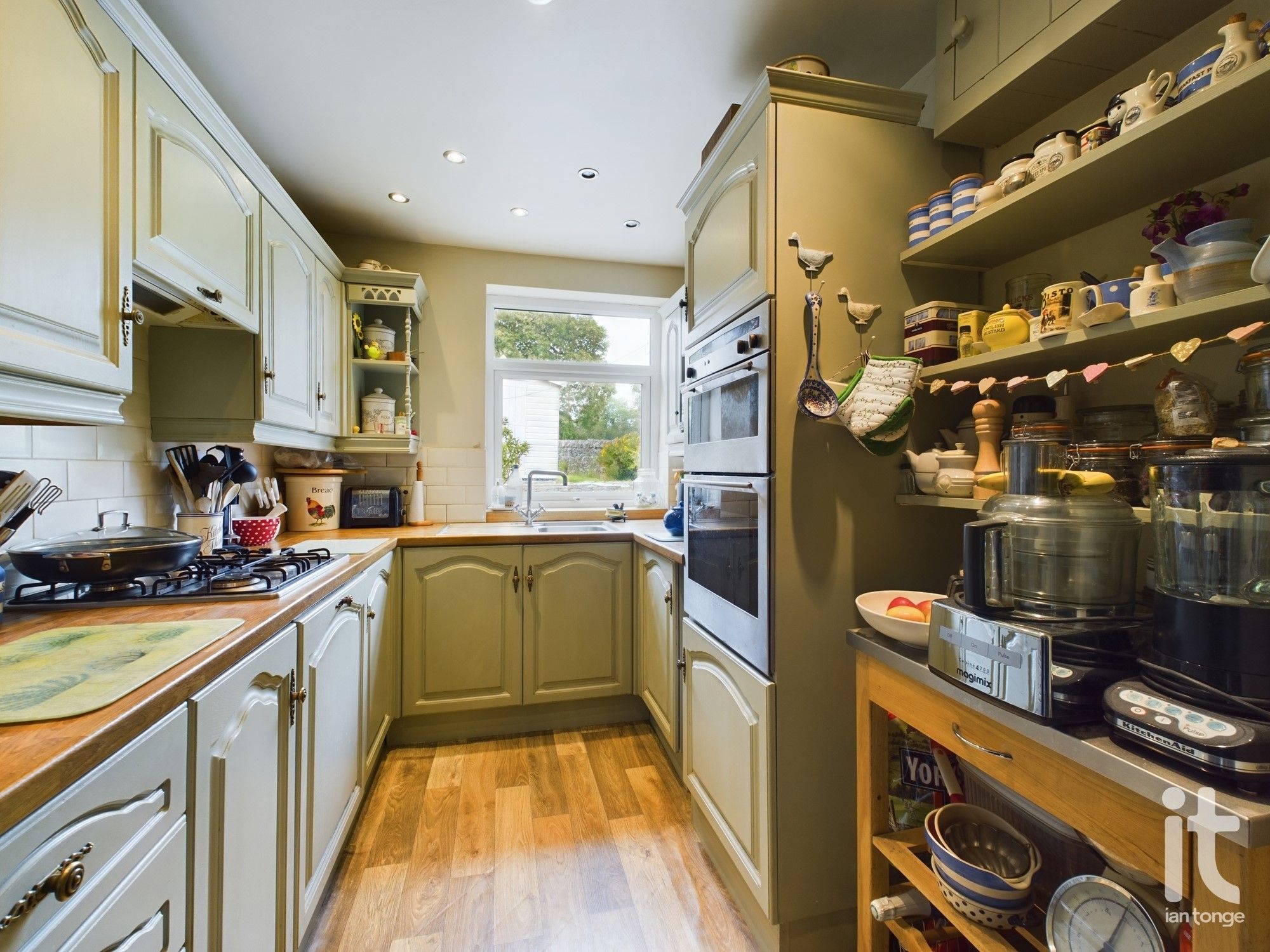 3 bedroom end terraced house Under Offer in High Peak - Photograph 19.