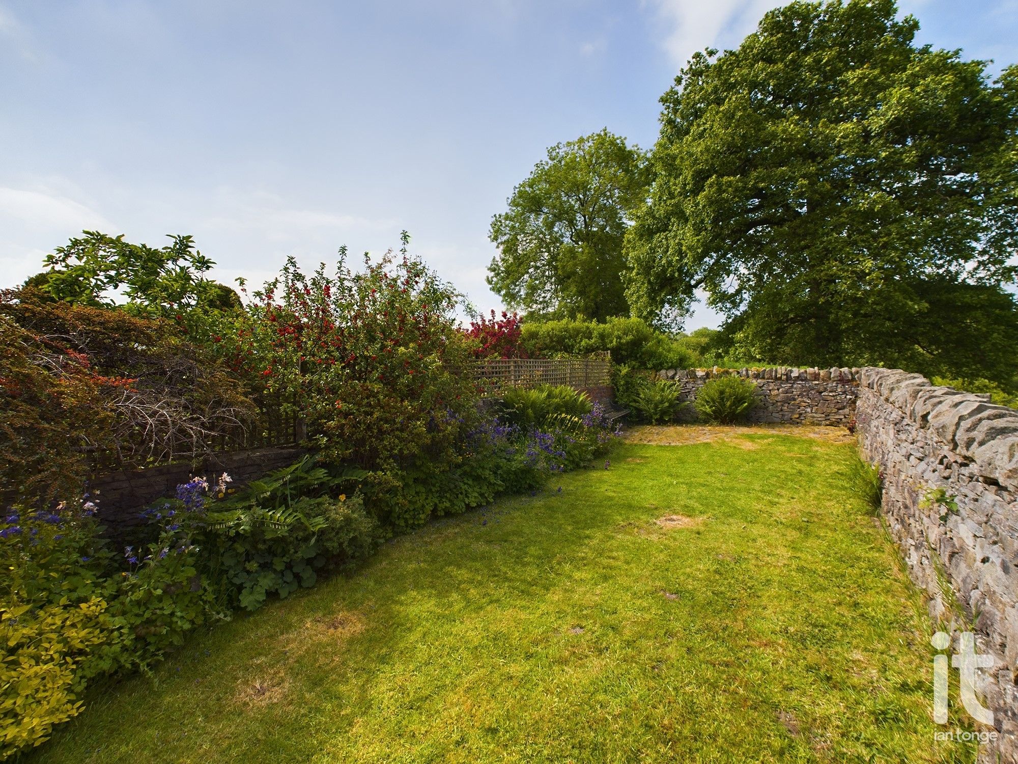 3 bedroom end terraced house Under Offer in High Peak - Photograph 17.