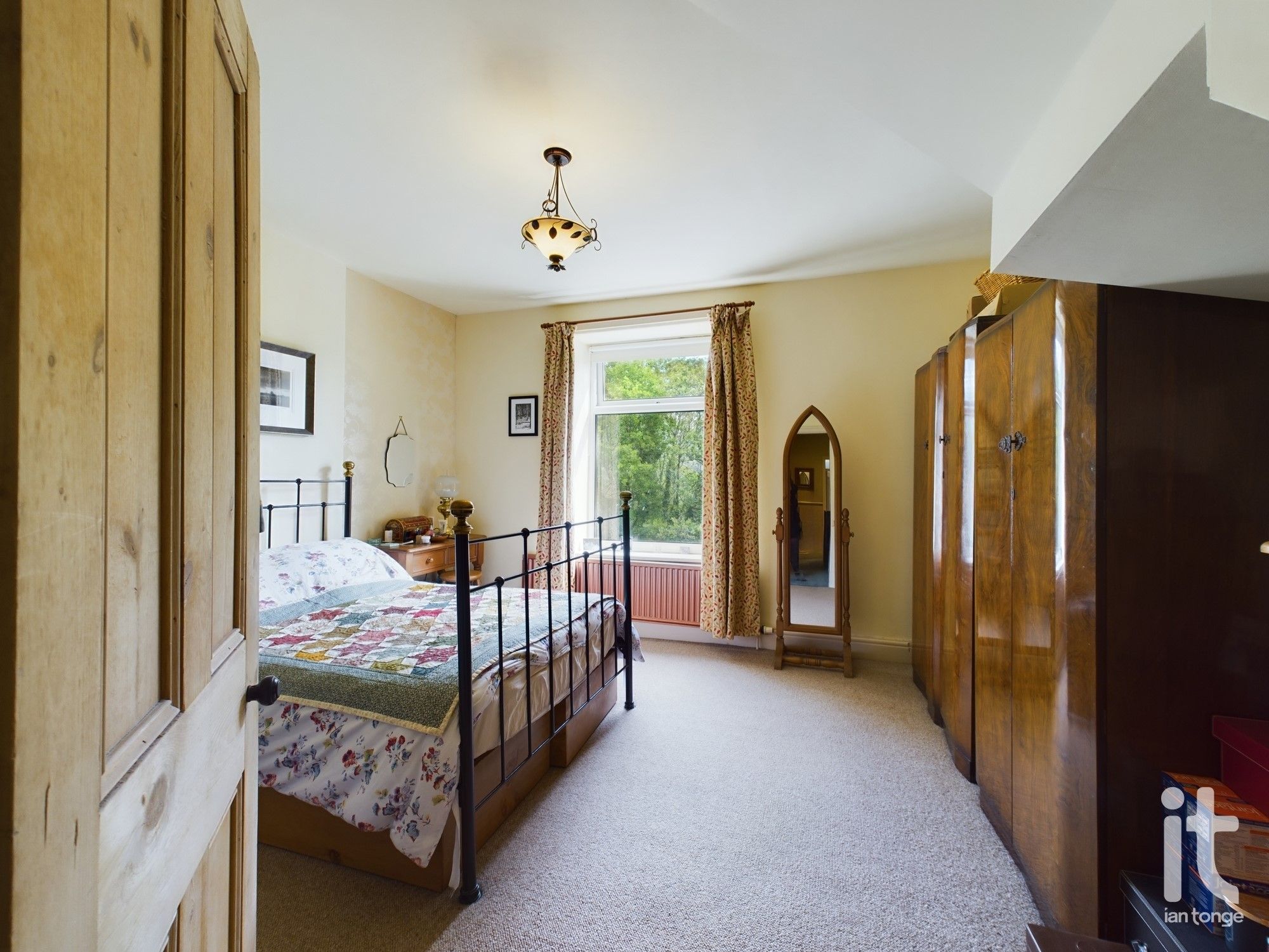 3 bedroom end terraced house Under Offer in High Peak - Photograph 5.