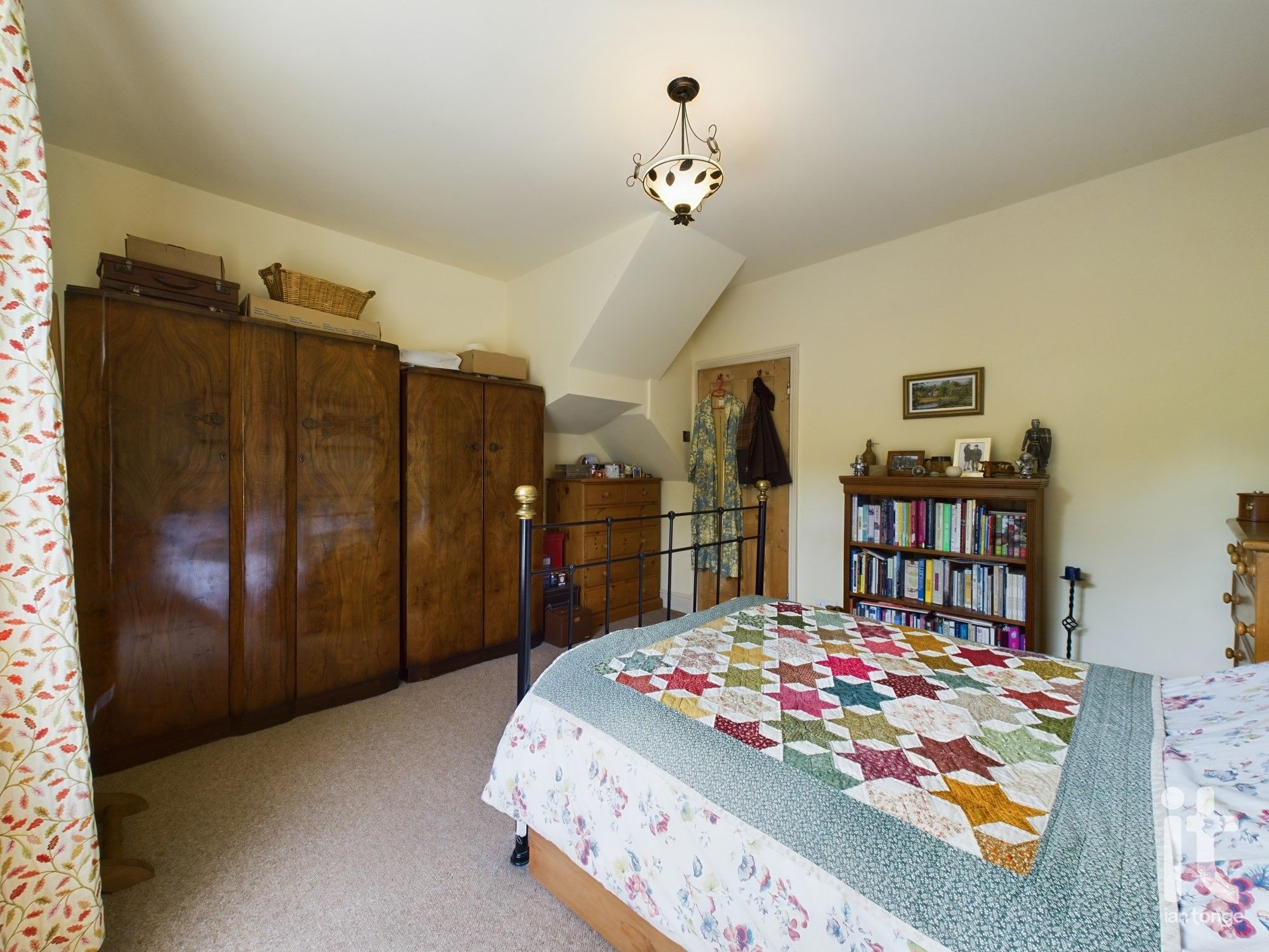 3 bedroom end terraced house Under Offer in High Peak - Photograph 2.