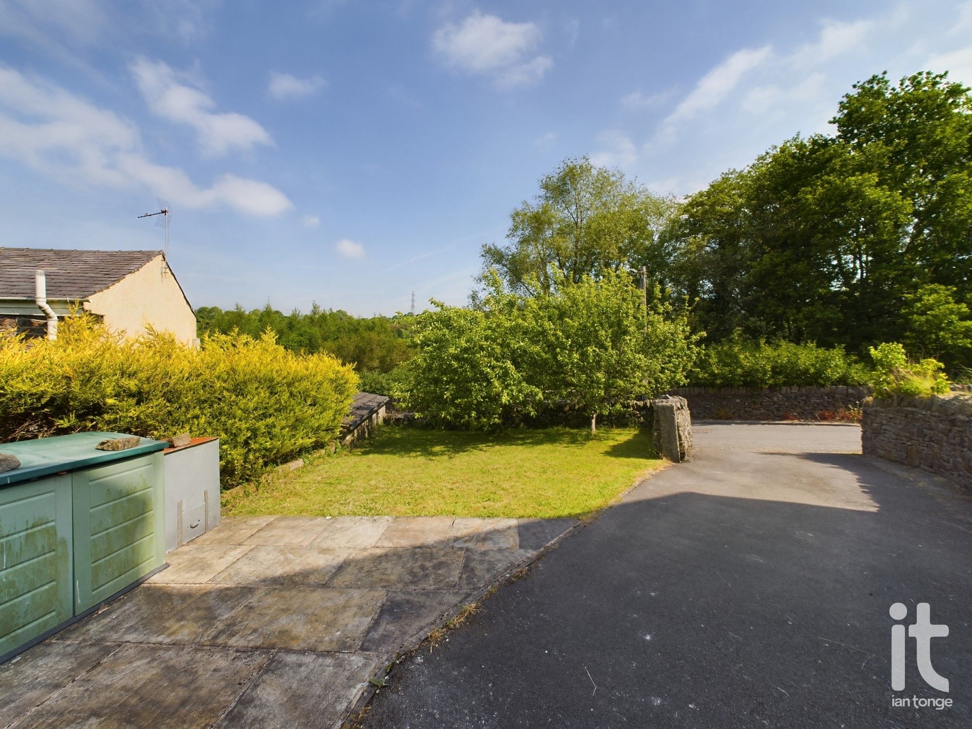 3 bedroom end terraced house Under Offer in High Peak - Photograph 11.