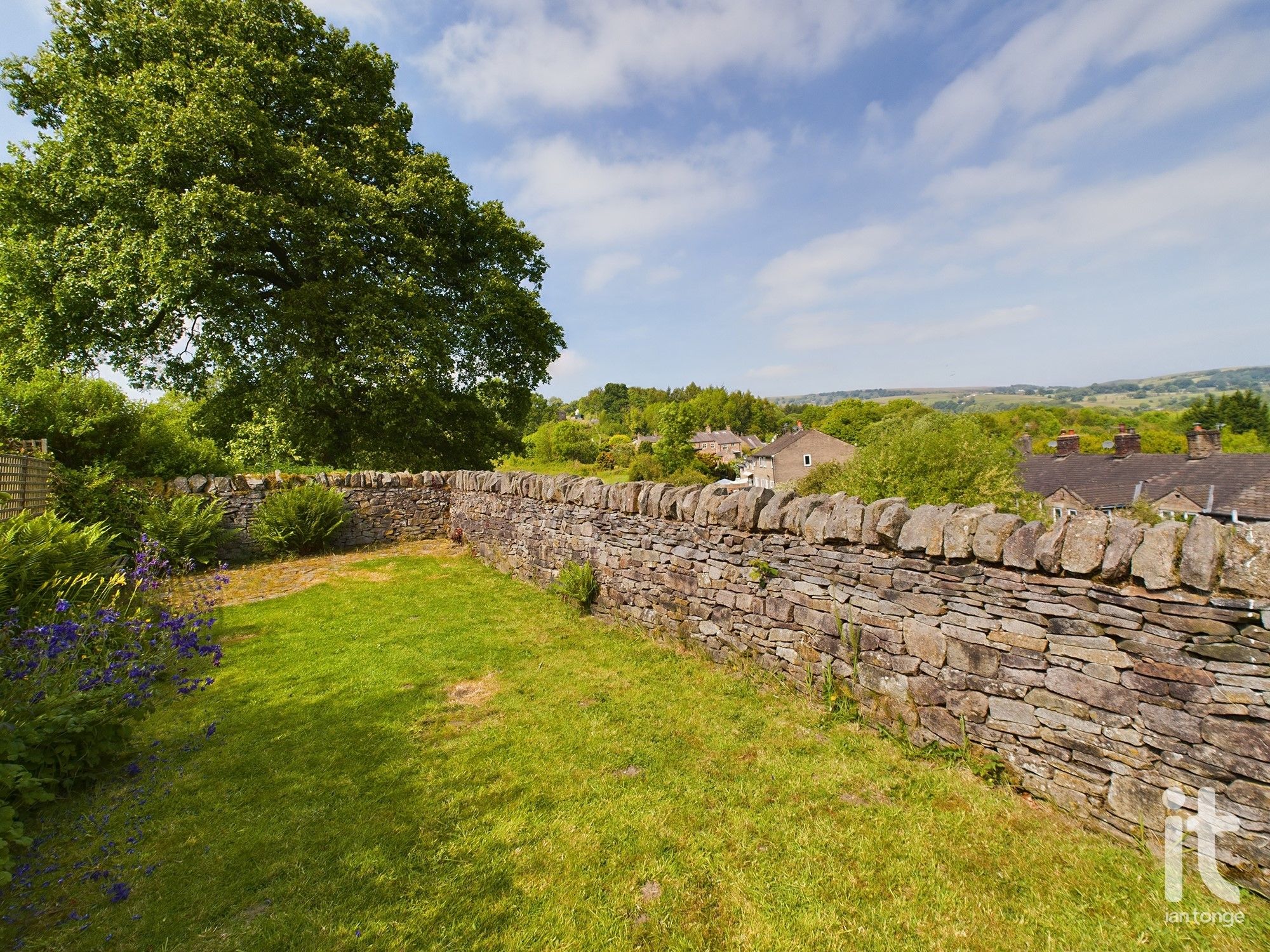 3 bedroom end terraced house Under Offer in High Peak - Photograph 25.