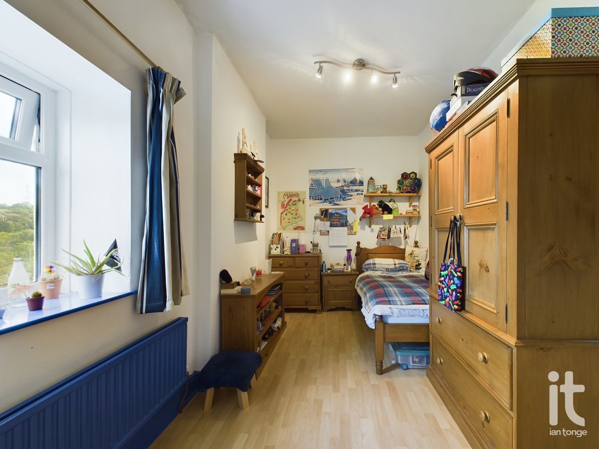 3 bedroom end terraced house Under Offer in High Peak - Photograph 8.
