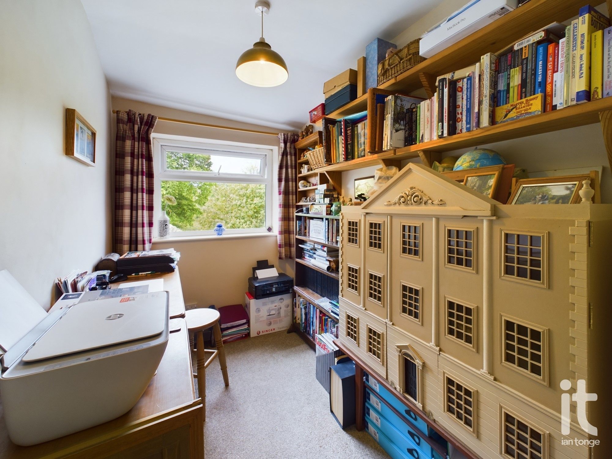 3 bedroom end terraced house Under Offer in High Peak - Photograph 4.