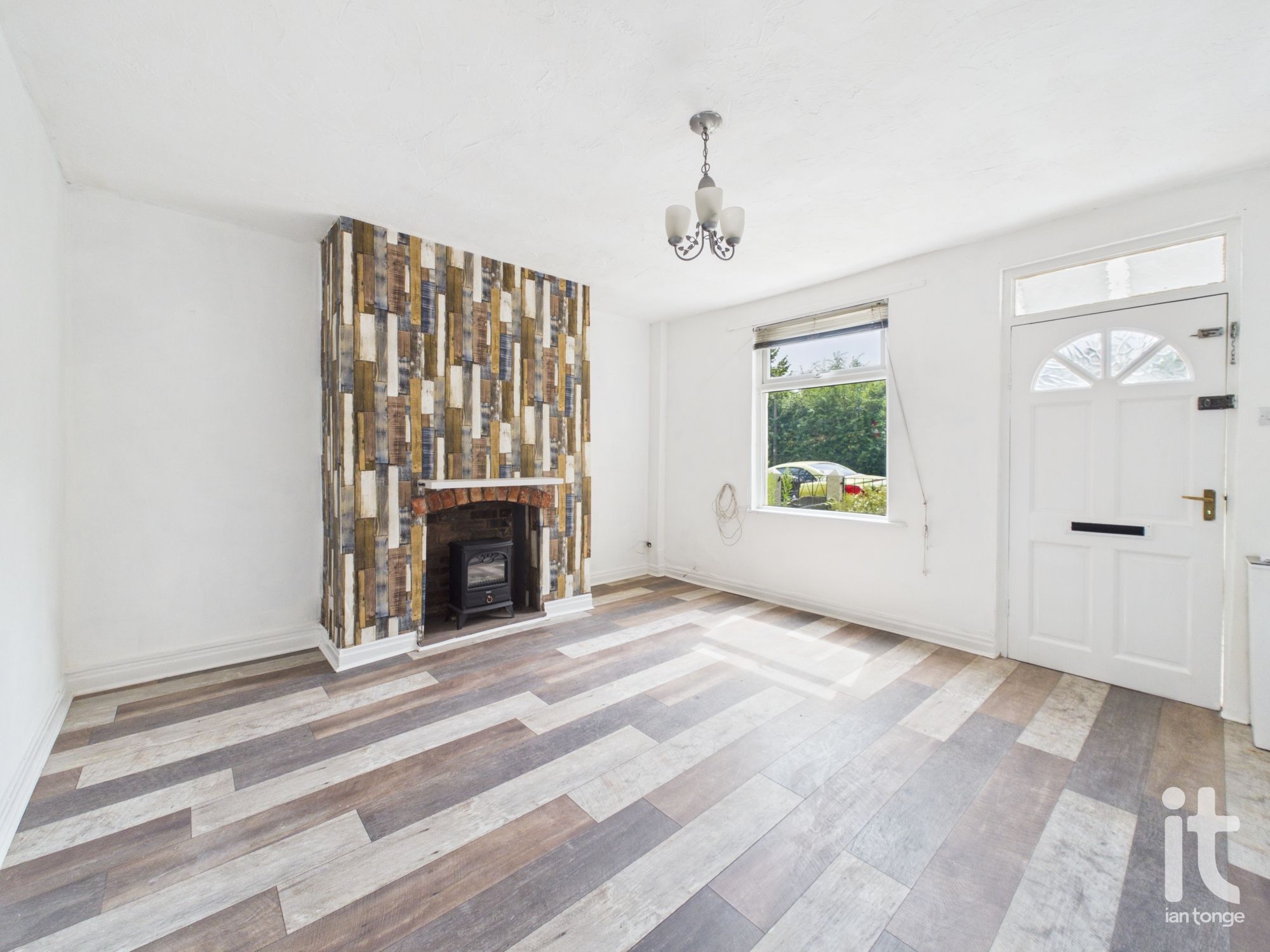2 bedroom end terraced house For Sale in Stockport - Property photograph.