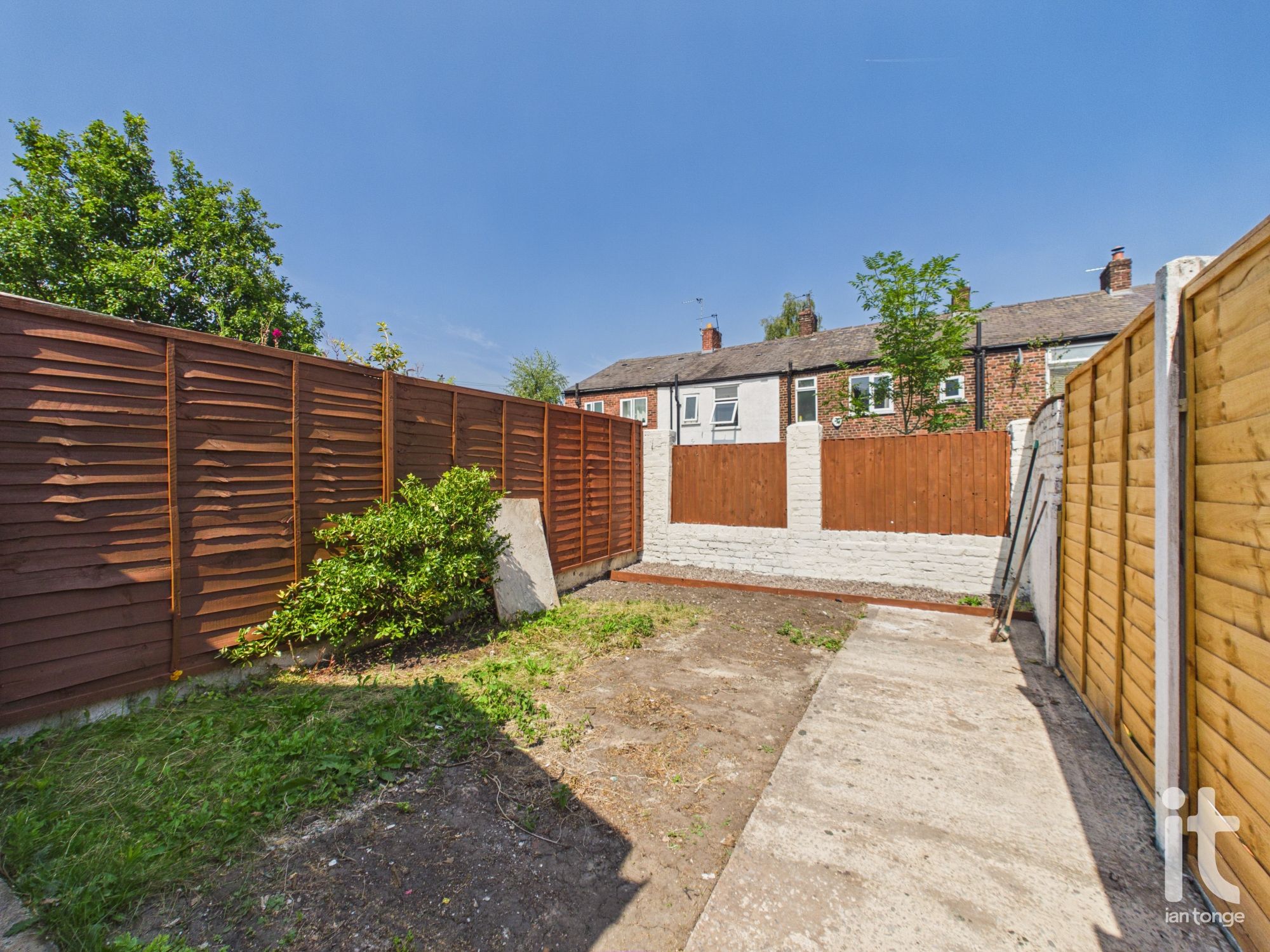 2 bedroom end terraced house For Sale in Stockport - Photograph 4.