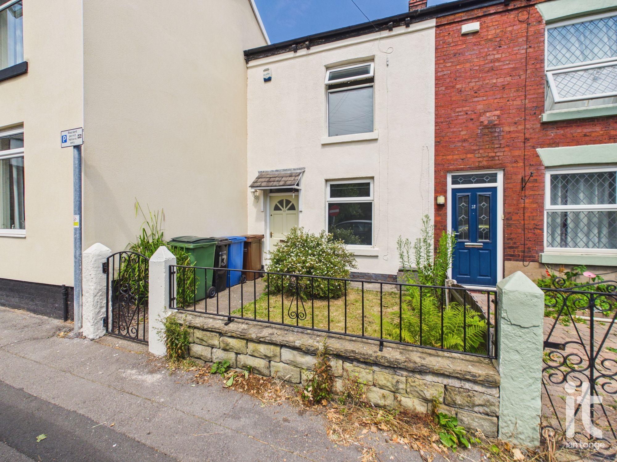 2 bedroom end terraced house For Sale in Stockport - Property photograph.