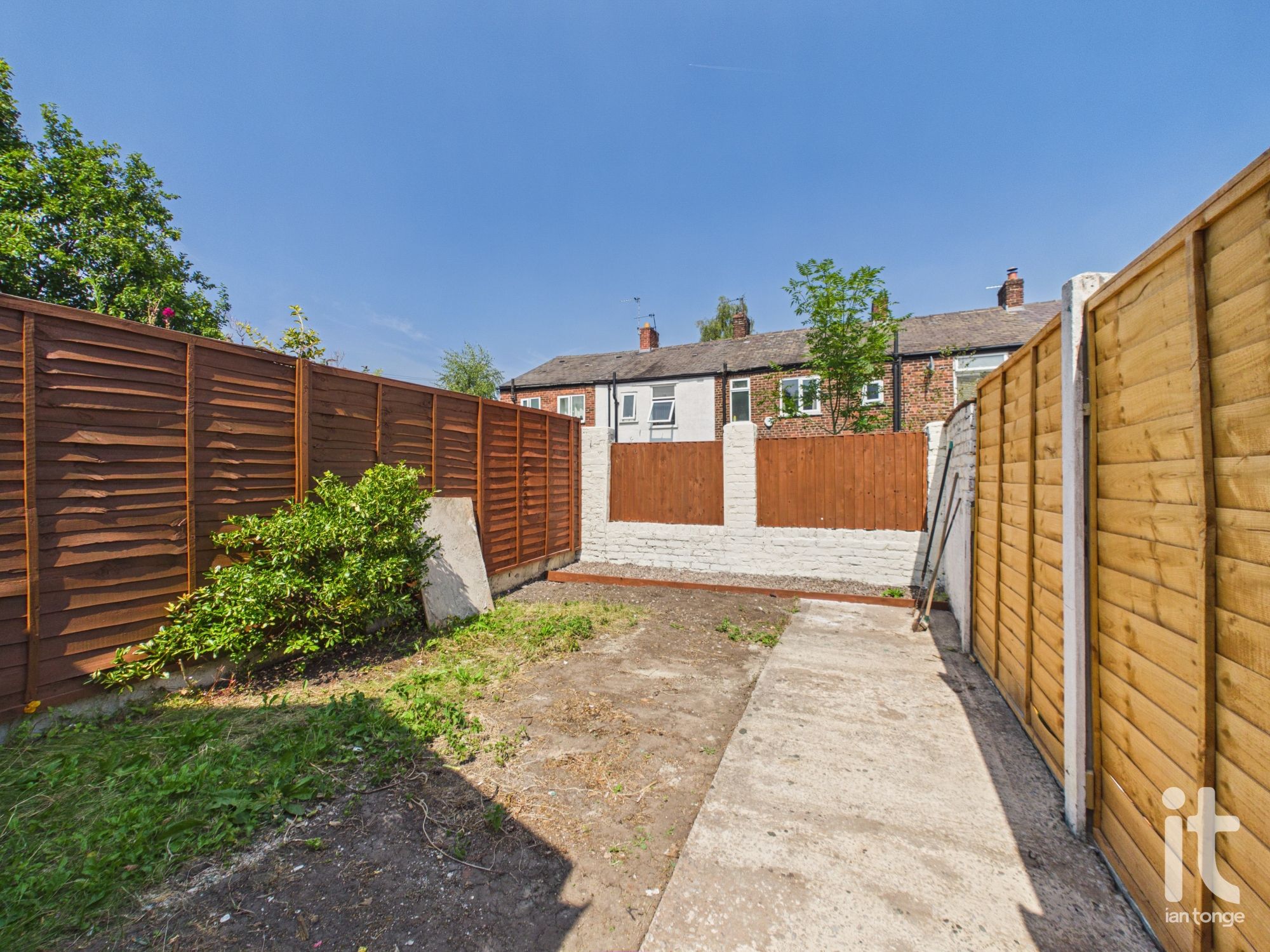 2 bedroom end terraced house For Sale in Stockport - Photograph 8.