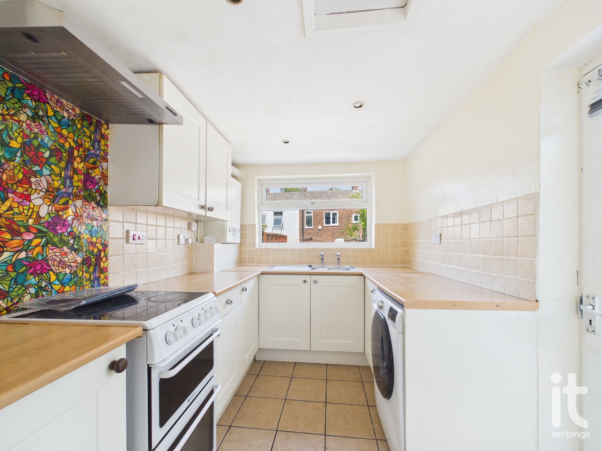 2 bedroom end terraced house For Sale in Stockport - Photograph 5.