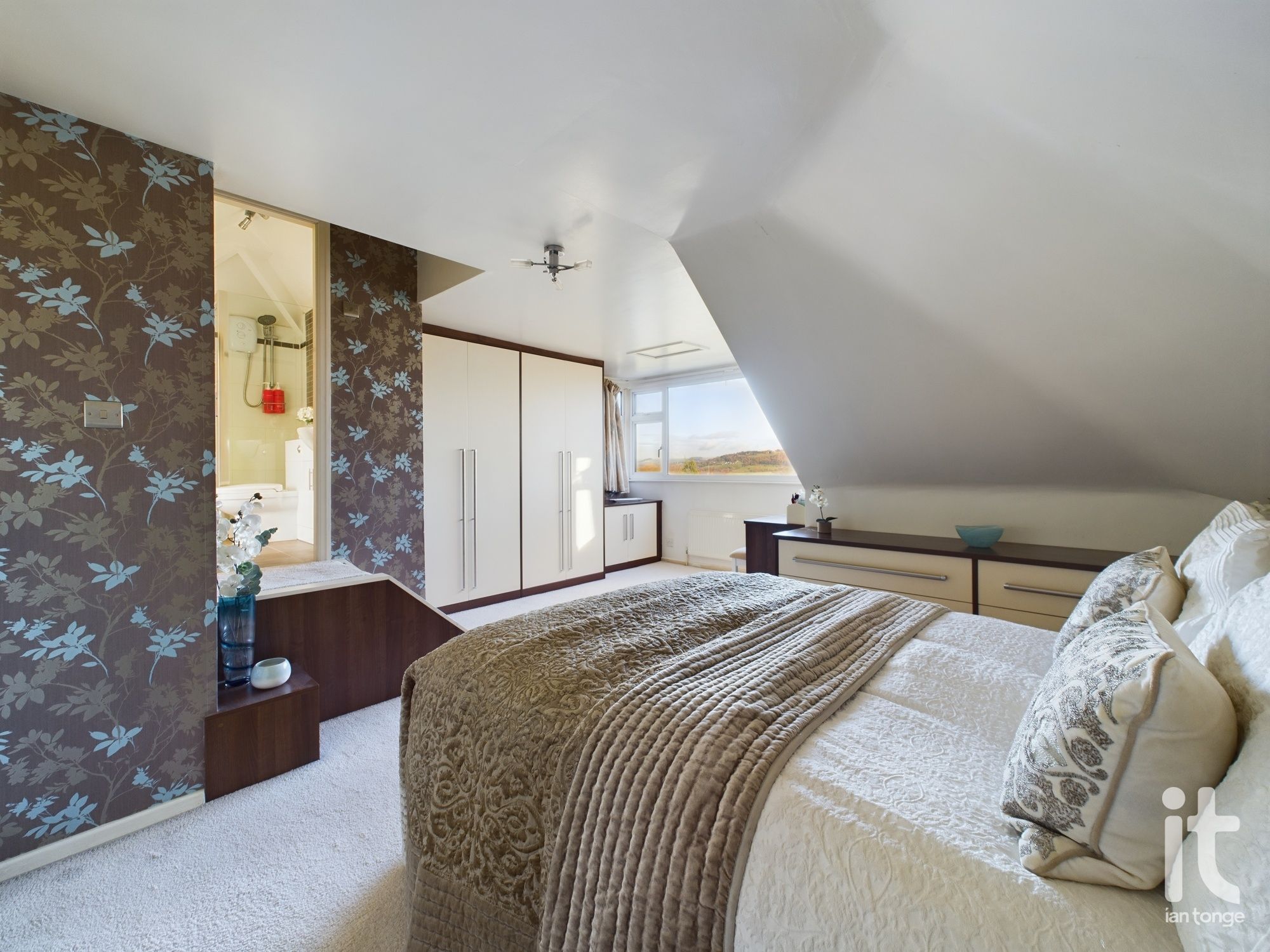 4 bedroom detached house Sold in Stockport - Photograph 17.