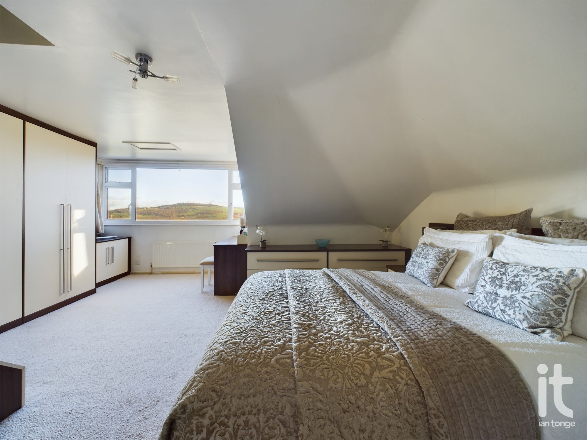 4 bedroom detached house Sold in Stockport - Photograph 3.