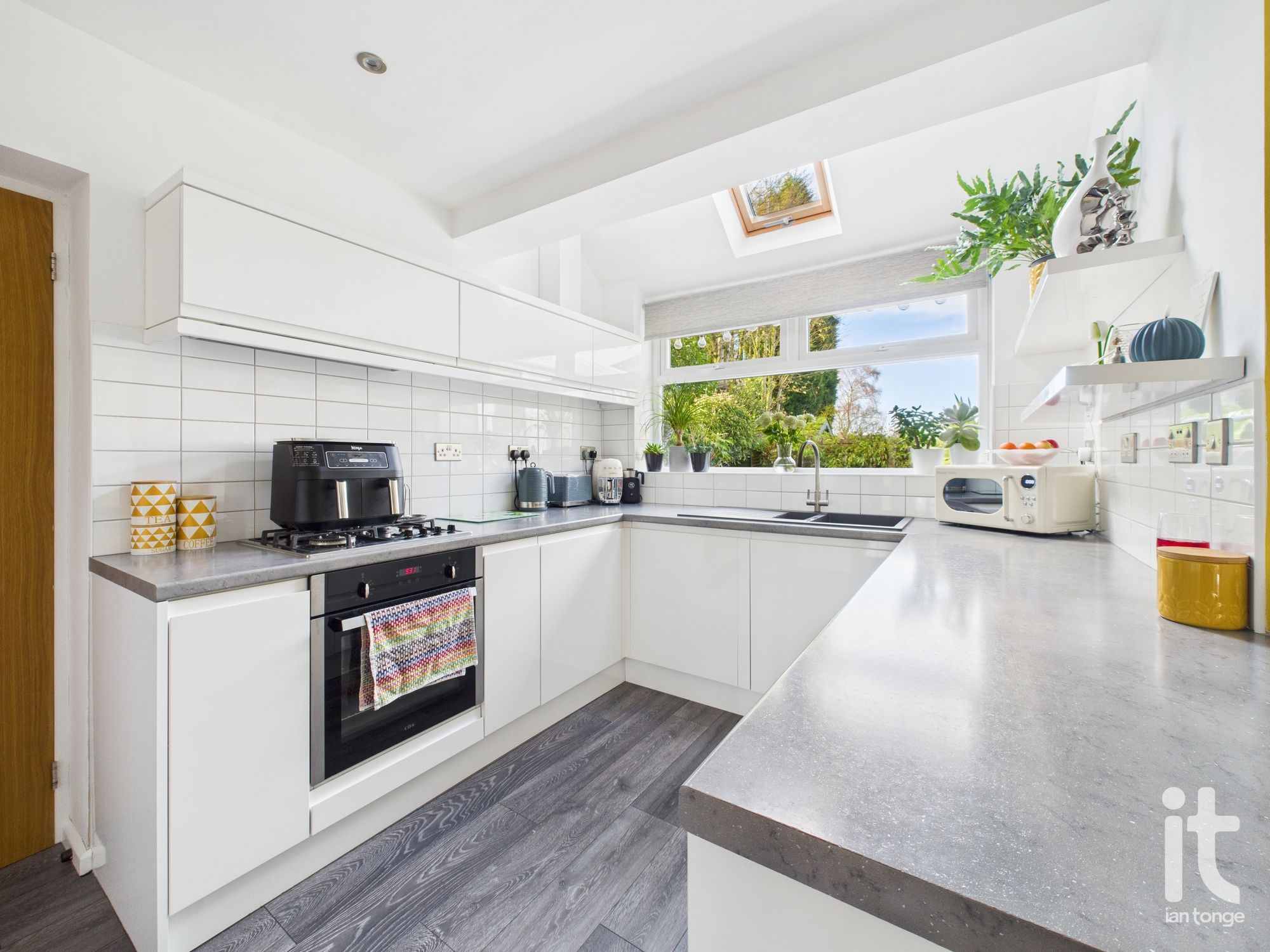 3 bedroom semi-detached house Sold in Stockport - Photograph 8.