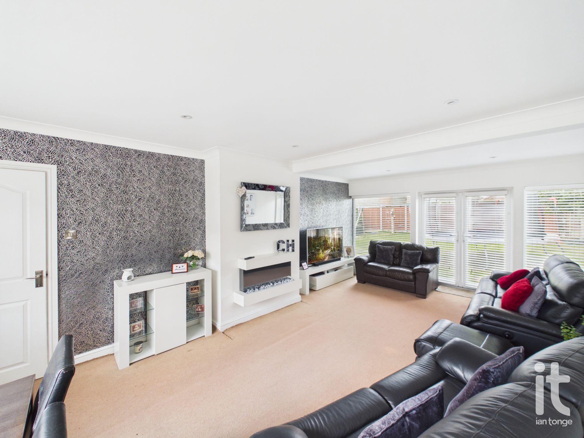 4 bedroom detached house For Sale in Stockport - Property photograph.