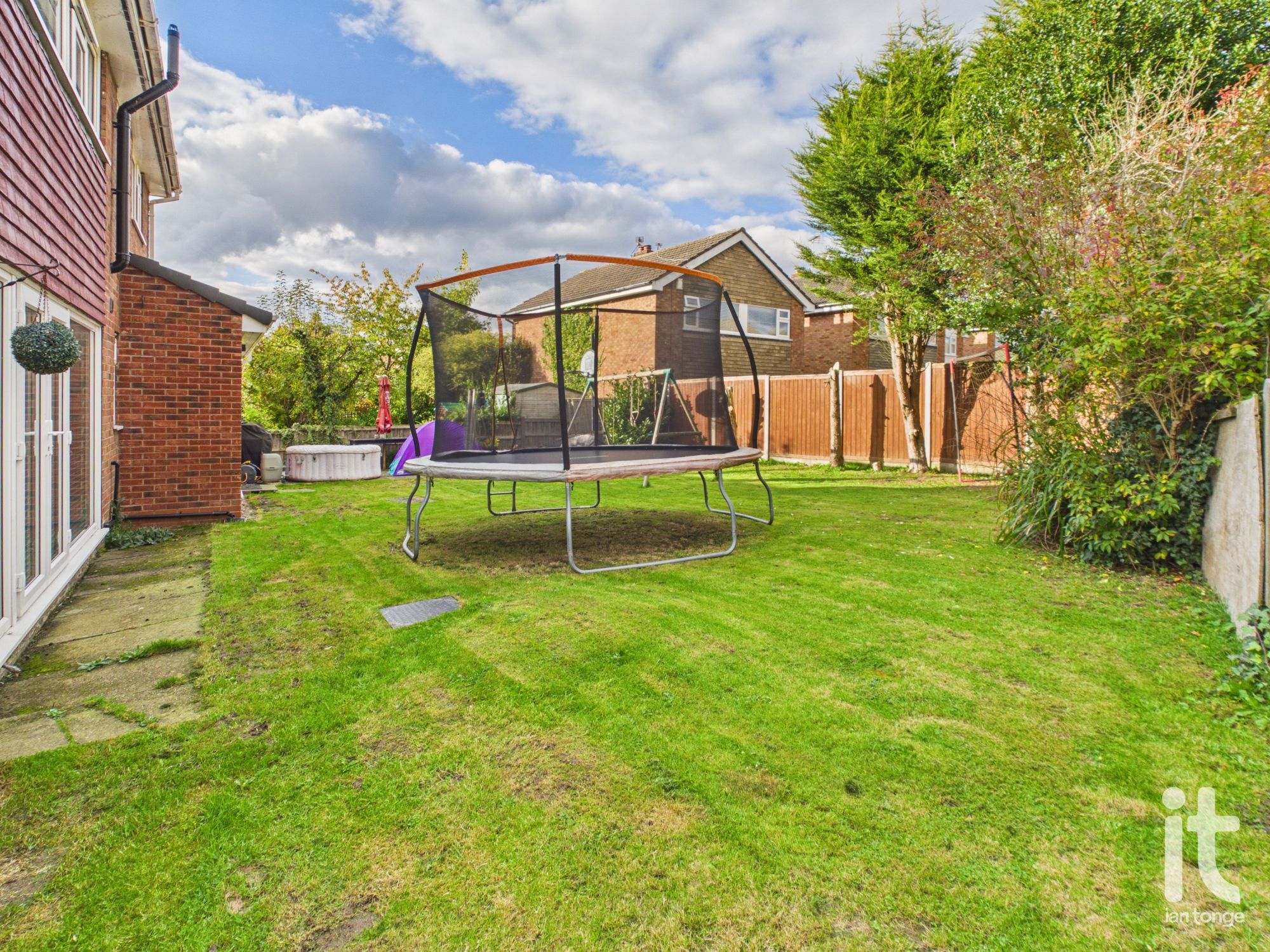 4 bedroom detached house For Sale in Stockport - Photograph 6.
