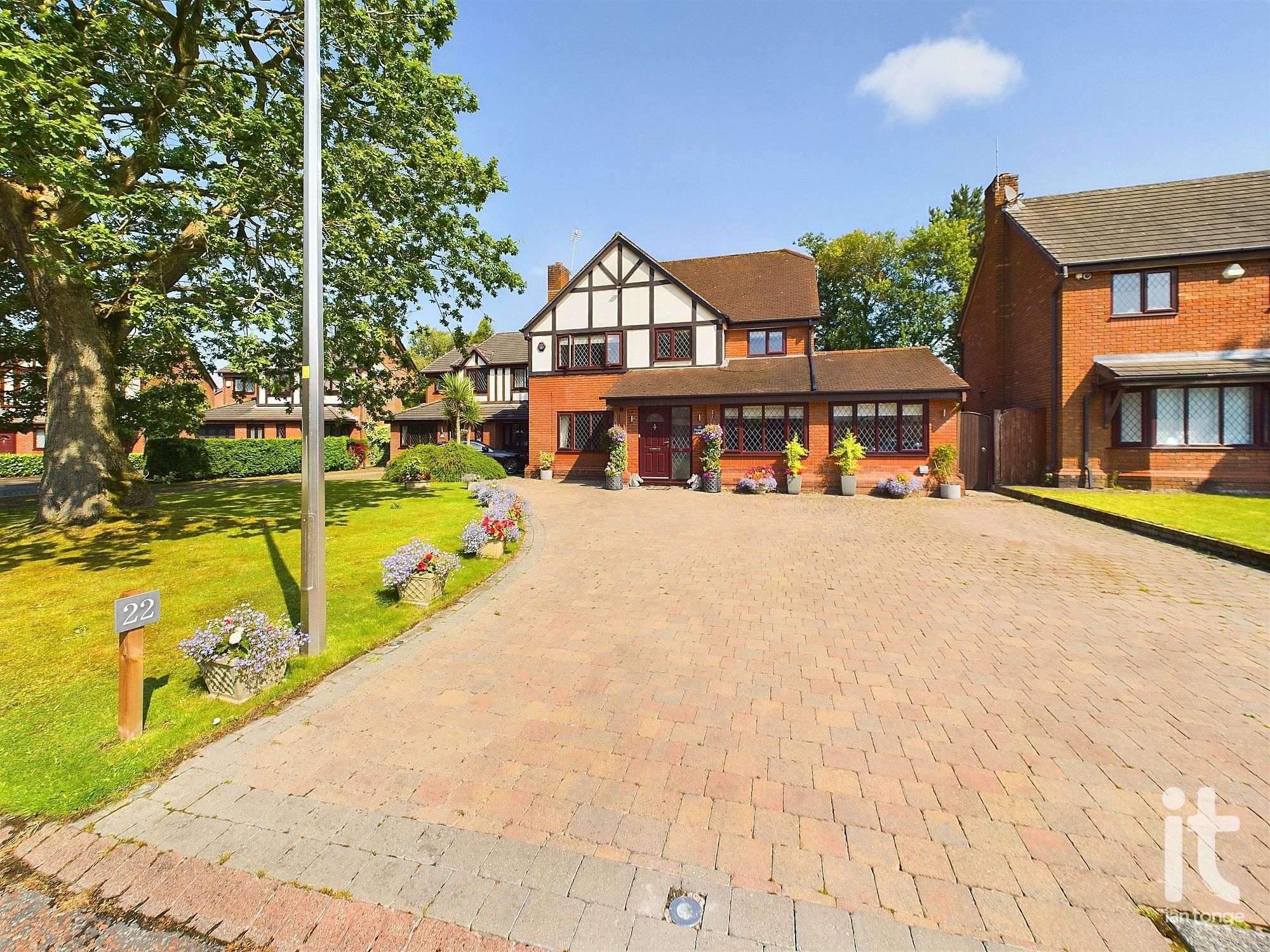 5 bedroom detached house Sold in Stockport - Photograph 40.