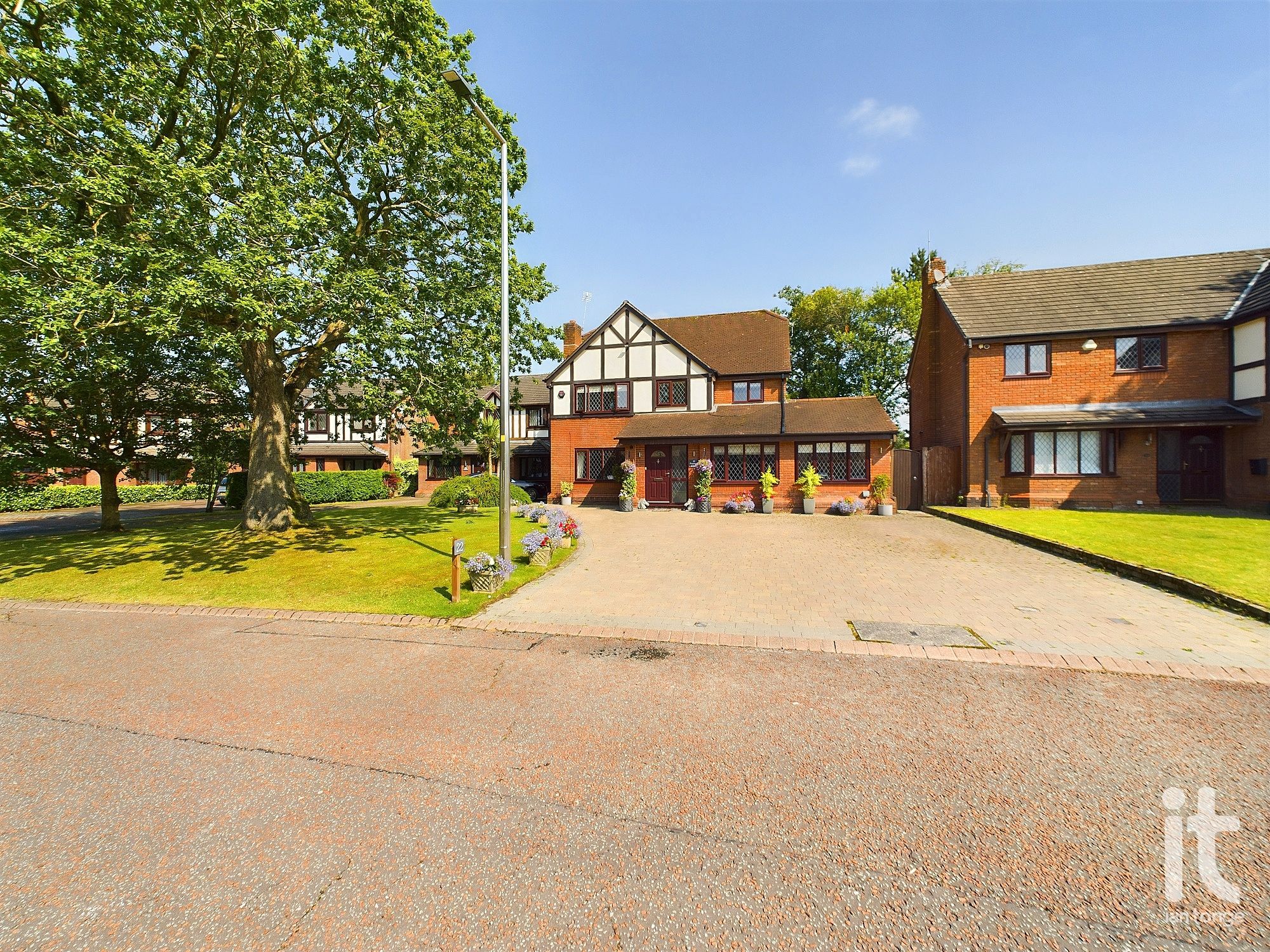 5 bedroom detached house Sold in Stockport - Photograph 39.