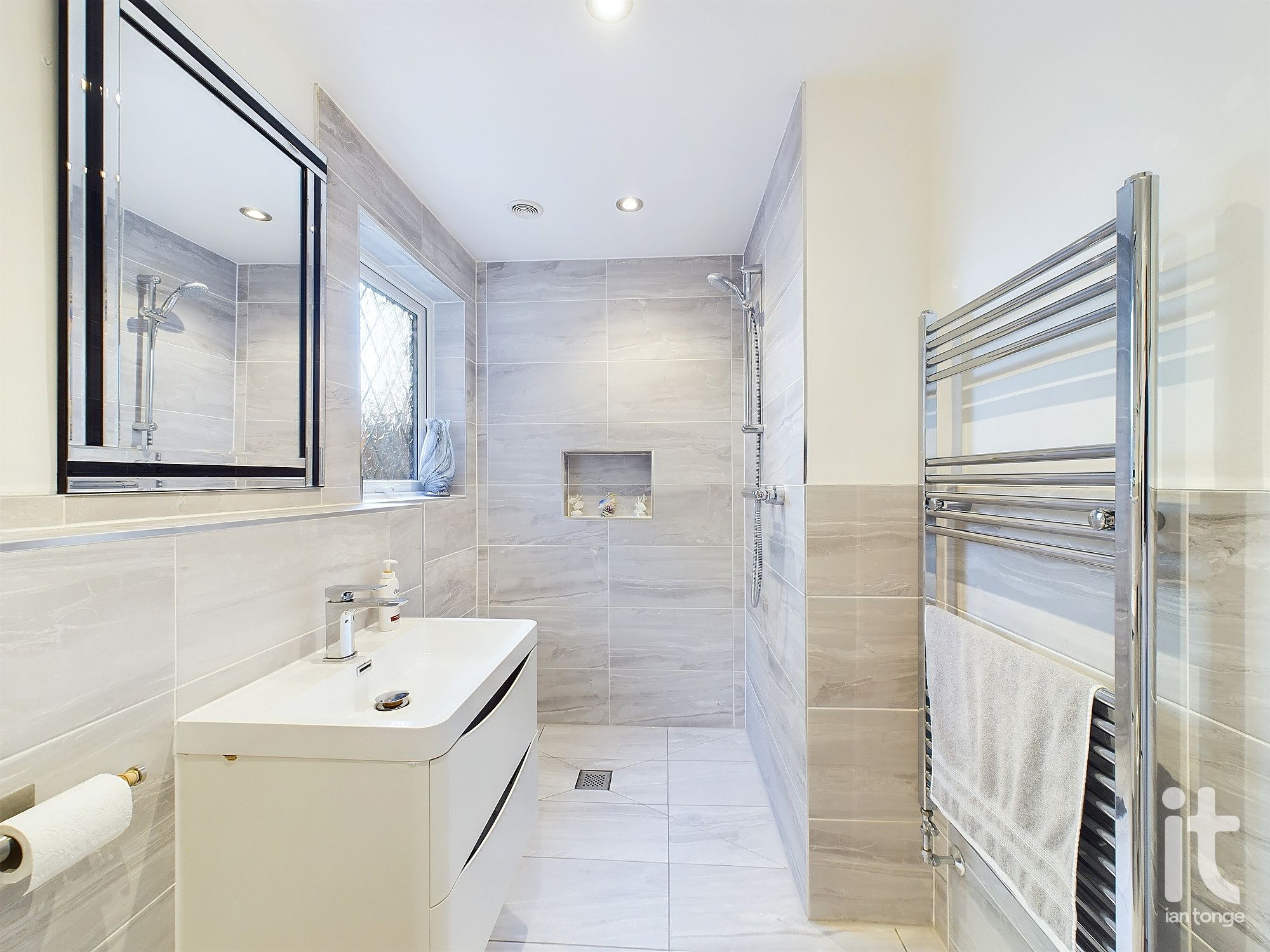 5 bedroom detached house Sold in Stockport - Photograph 26.