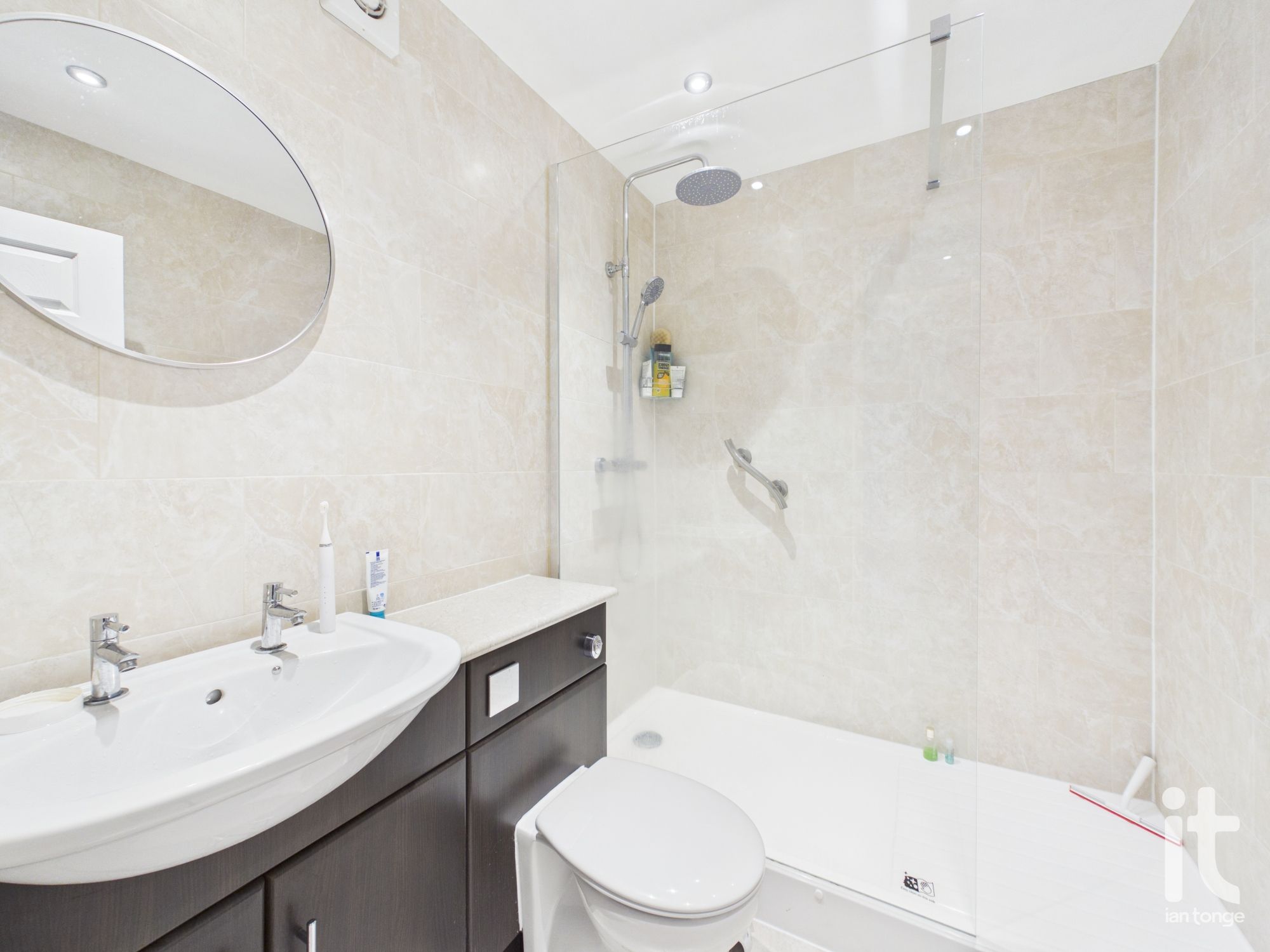 2 bedroom apartment flat/apartment For Sale in Stockport - Photograph 4.