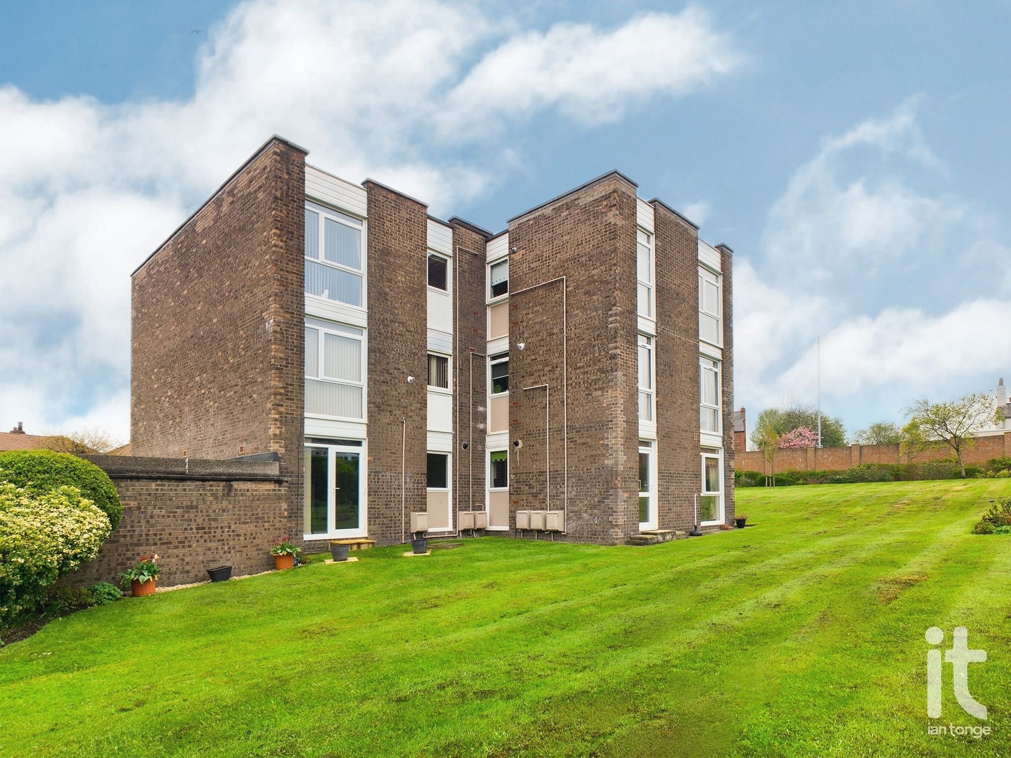 2 bedroom apartment flat/apartment For Sale in Stockport - Photograph 1.