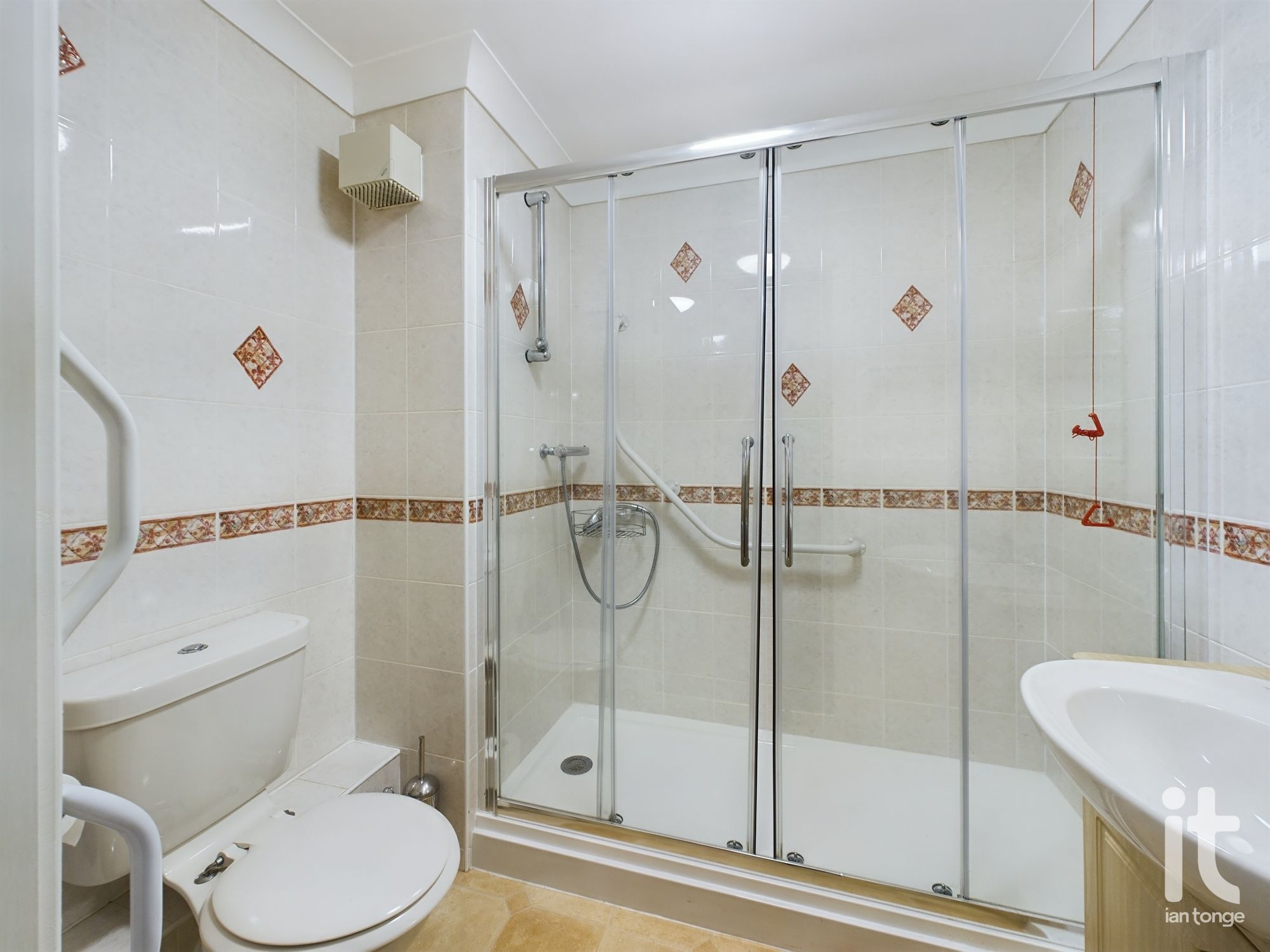 1 bedroom flat flat/apartment For Sale in Stockport - Photograph 3.