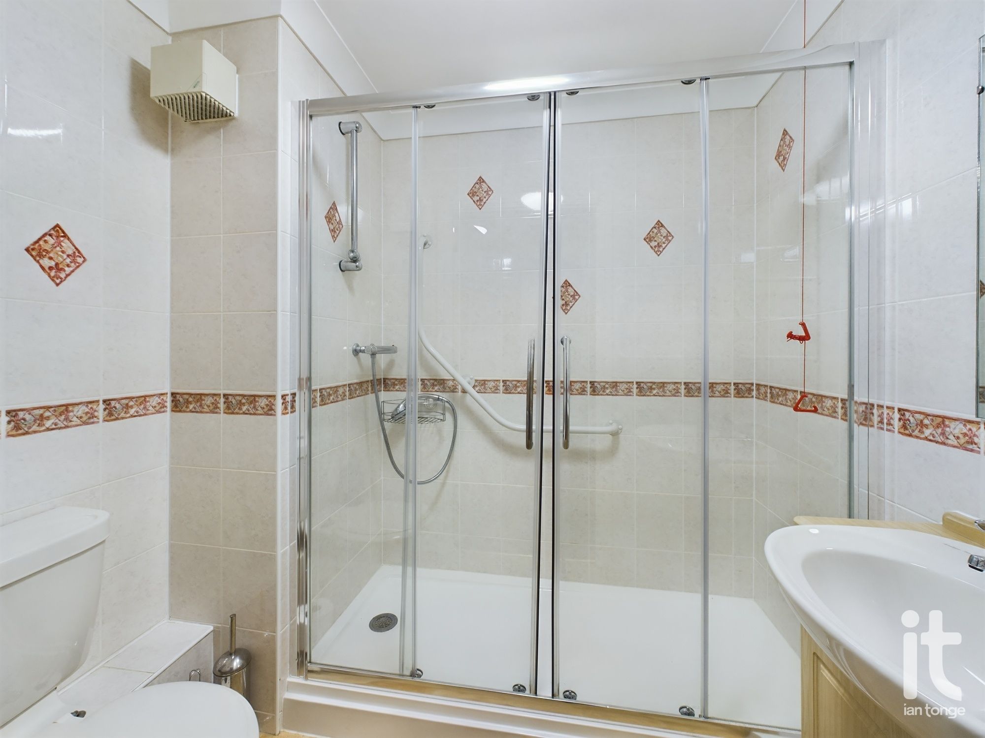 1 bedroom flat flat/apartment For Sale in Stockport - Photograph 2.
