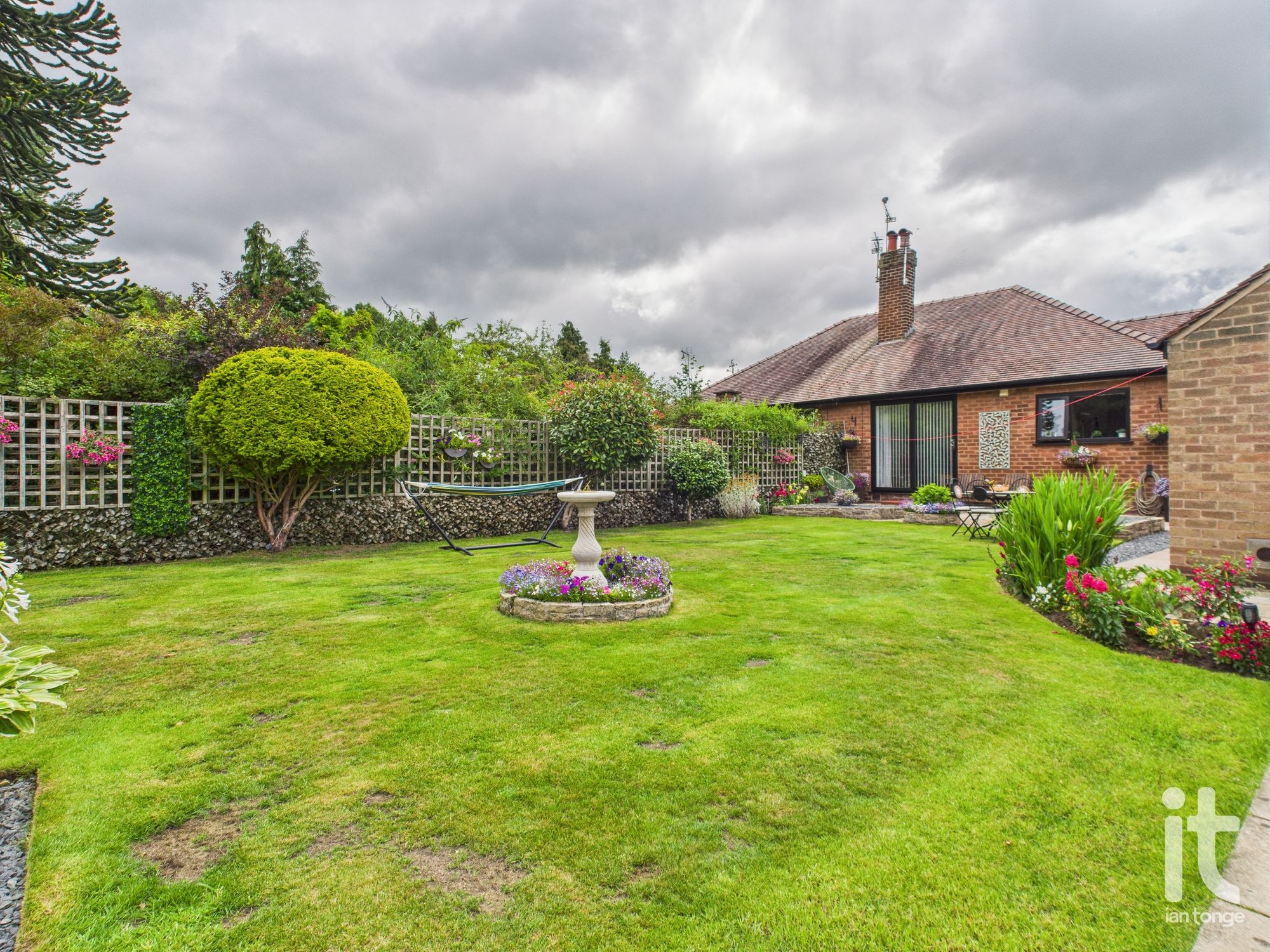 2 bedroom semi-detached bungalow Sold in Stockport - Photograph 17.