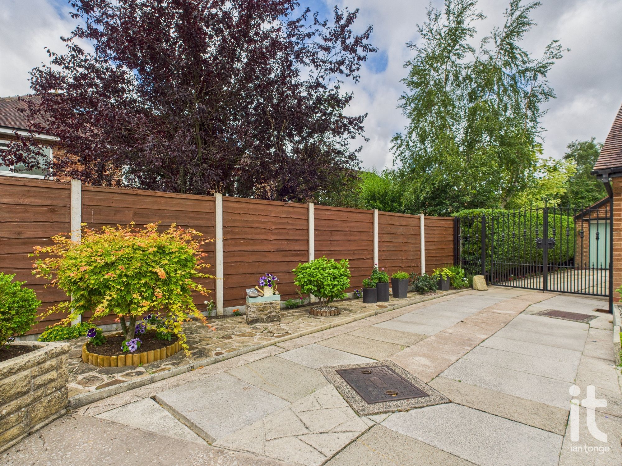 2 bedroom semi-detached bungalow Sold in Stockport - Photograph 22.
