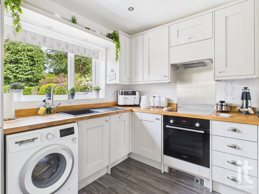 2 bedroom semi-detached bungalow Sold in Stockport - Photograph 6.