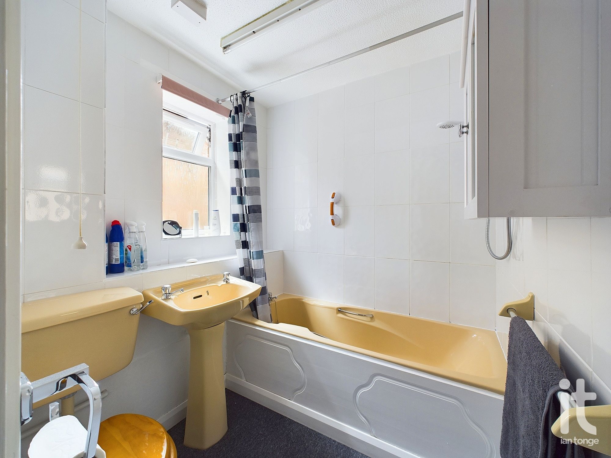 2 bedroom flat flat/apartment Sold in Stockport - Photograph 7.