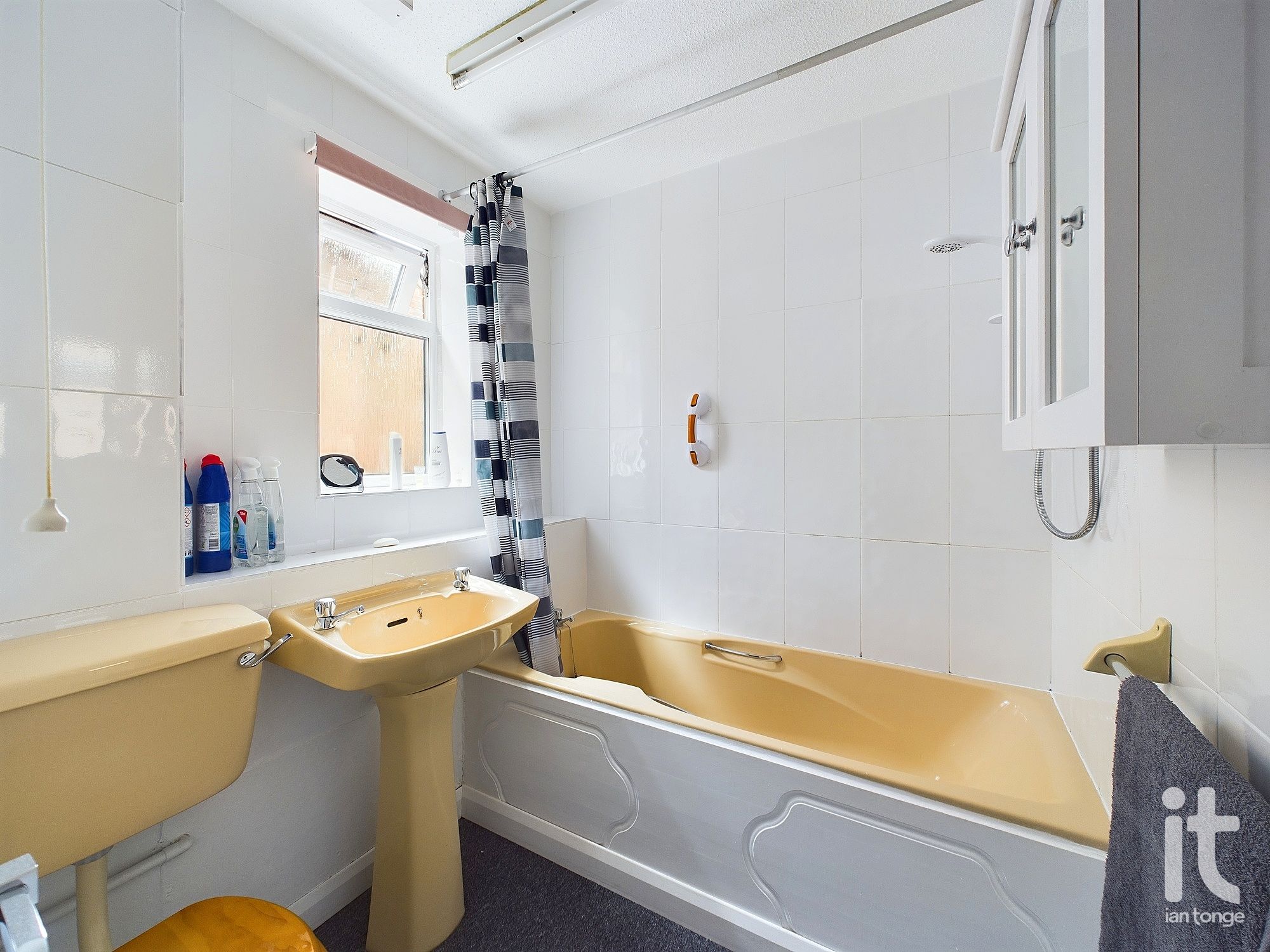2 bedroom flat flat/apartment Sold in Stockport - Photograph 6.