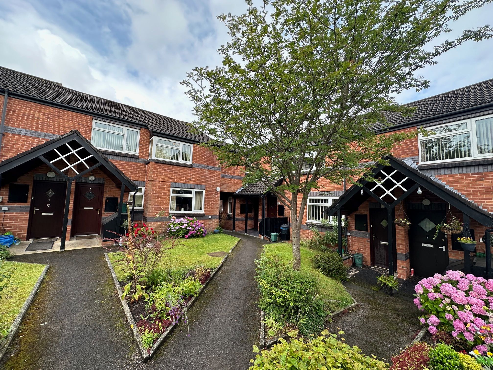 2 bedroom flat flat/apartment Sold in Stockport - Photograph 1.