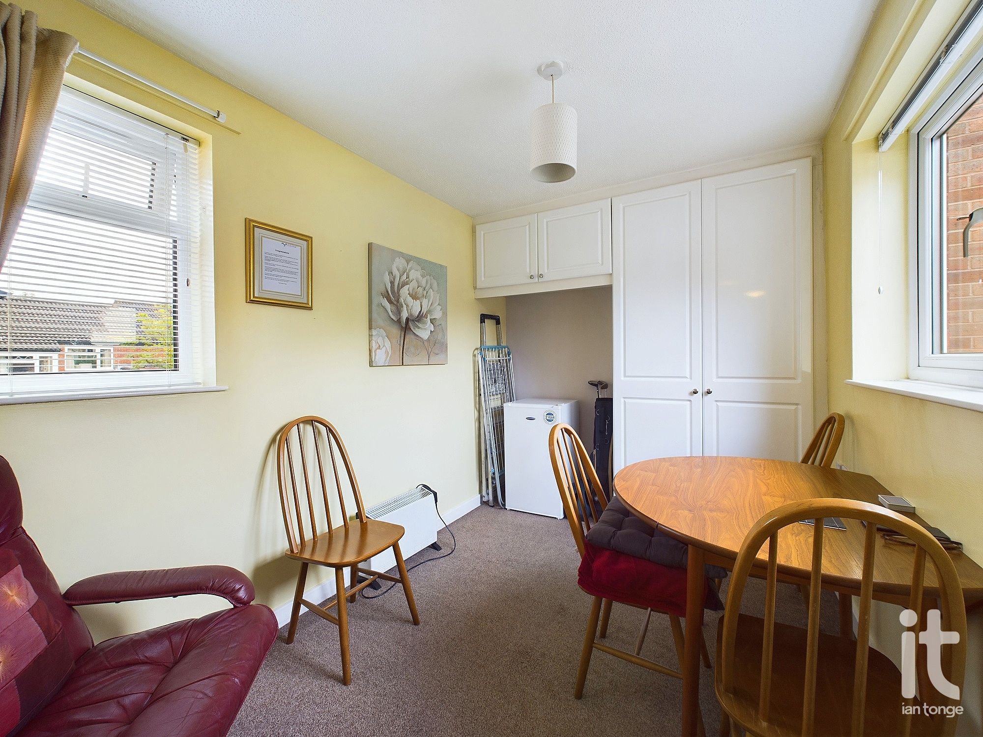 2 bedroom flat flat/apartment Sold in Stockport - Photograph 3.