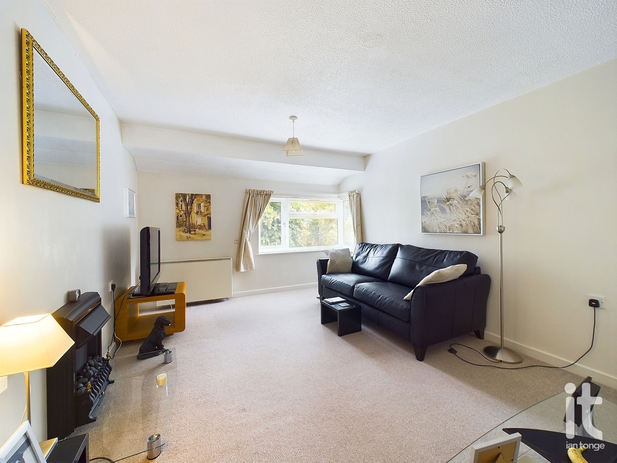 2 bedroom flat flat/apartment Sold in Stockport - Photograph 9.