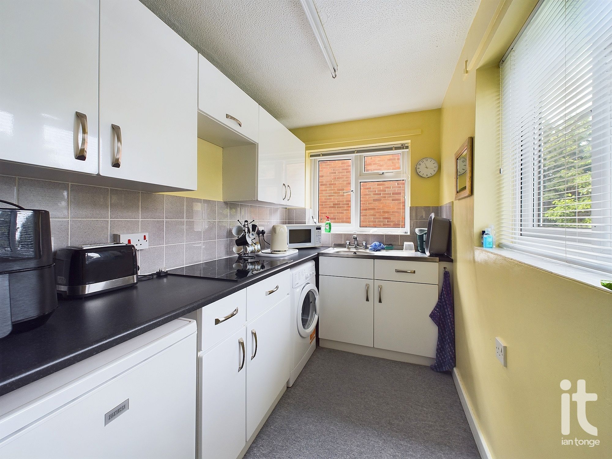 2 bedroom flat flat/apartment Sold in Stockport - Photograph 10.