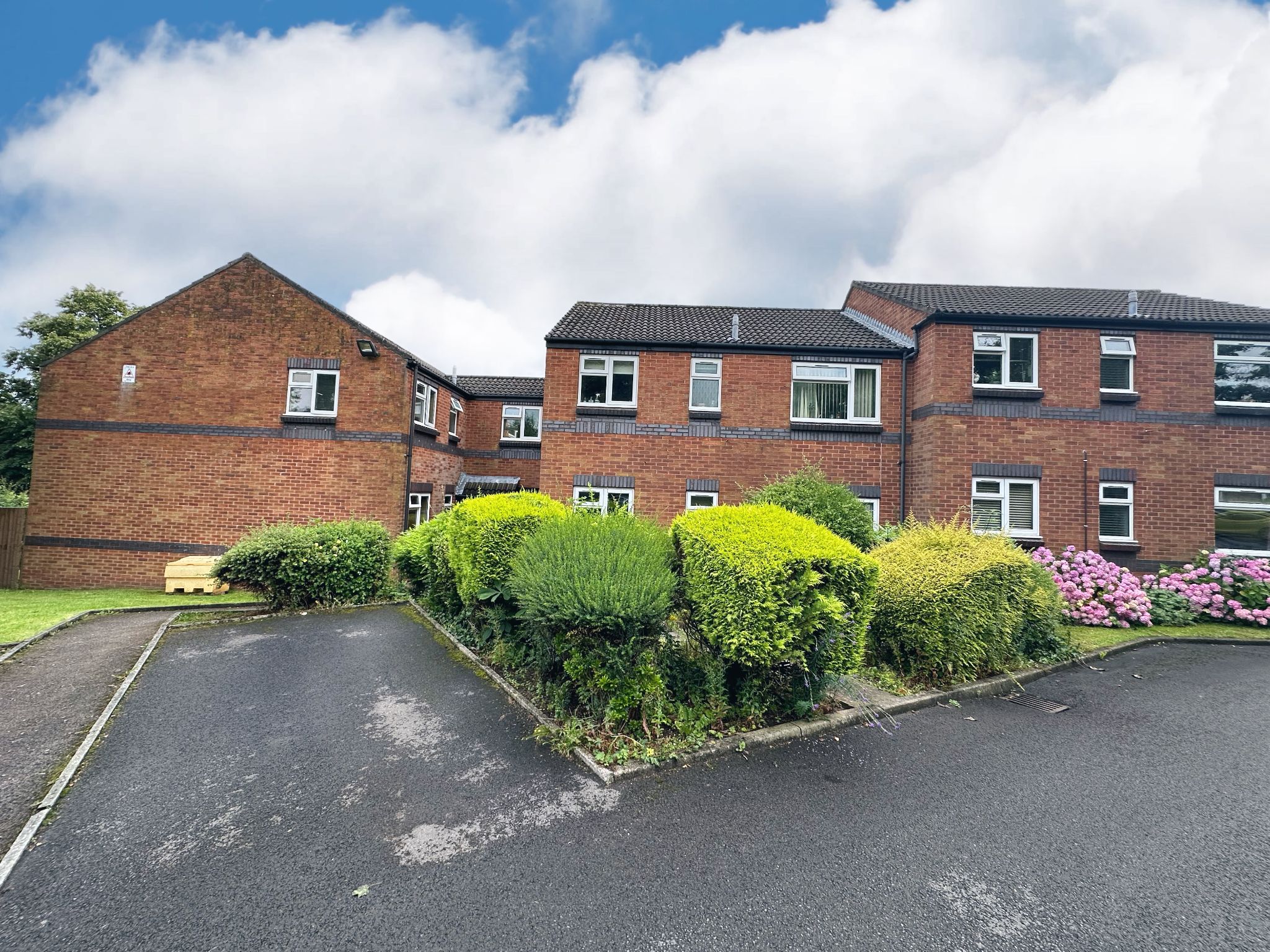 2 bedroom flat flat/apartment Sold in Stockport - Photograph 11.