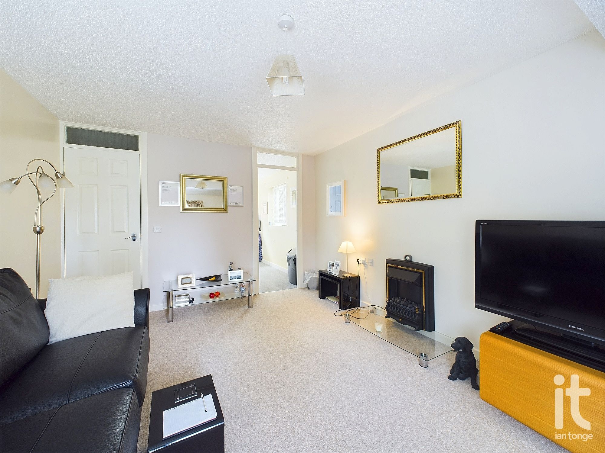 2 bedroom flat flat/apartment Sold in Stockport - Photograph 8.