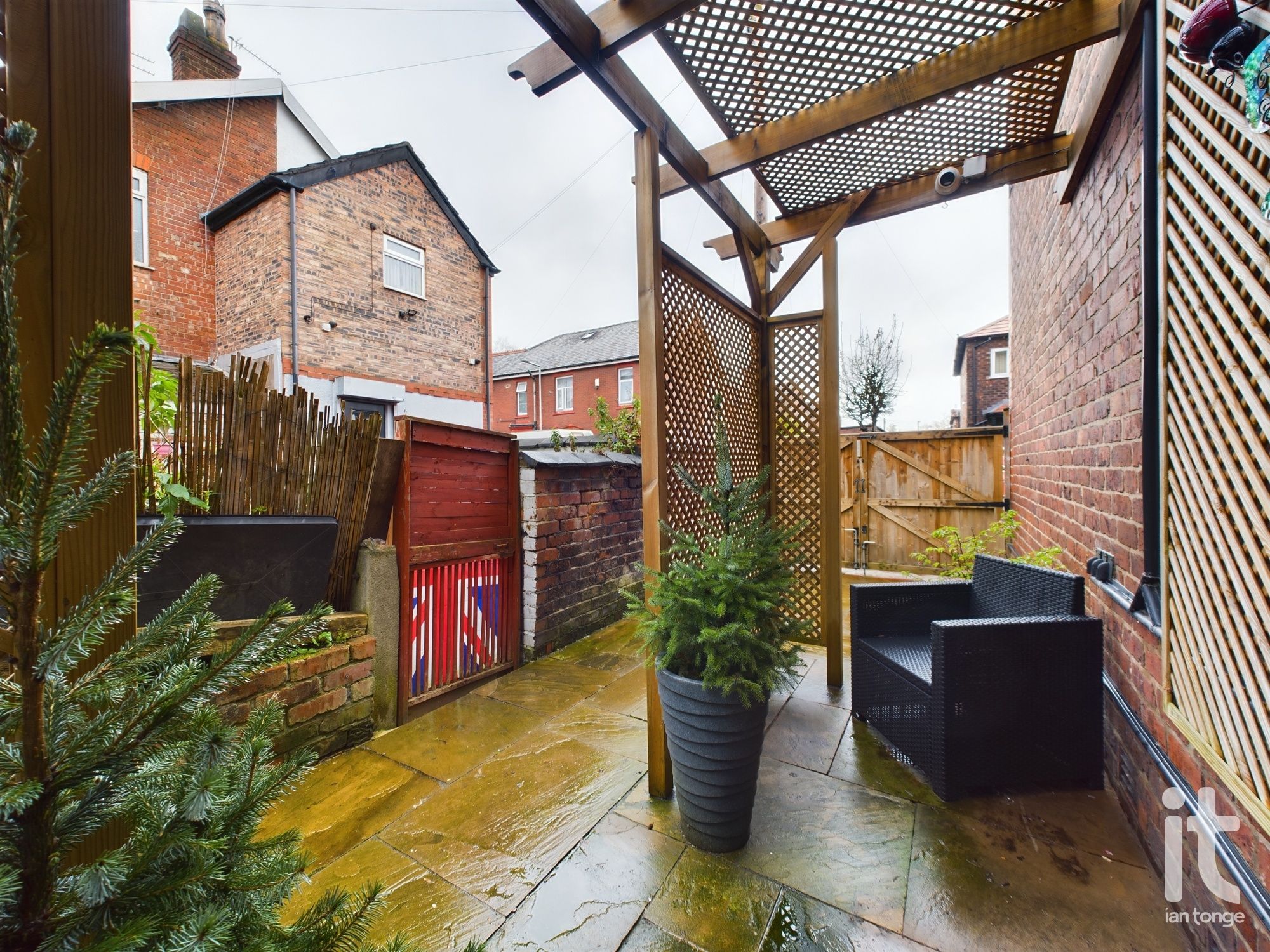 2 bedroom end terraced house Sold in Stockport - Photograph 29.