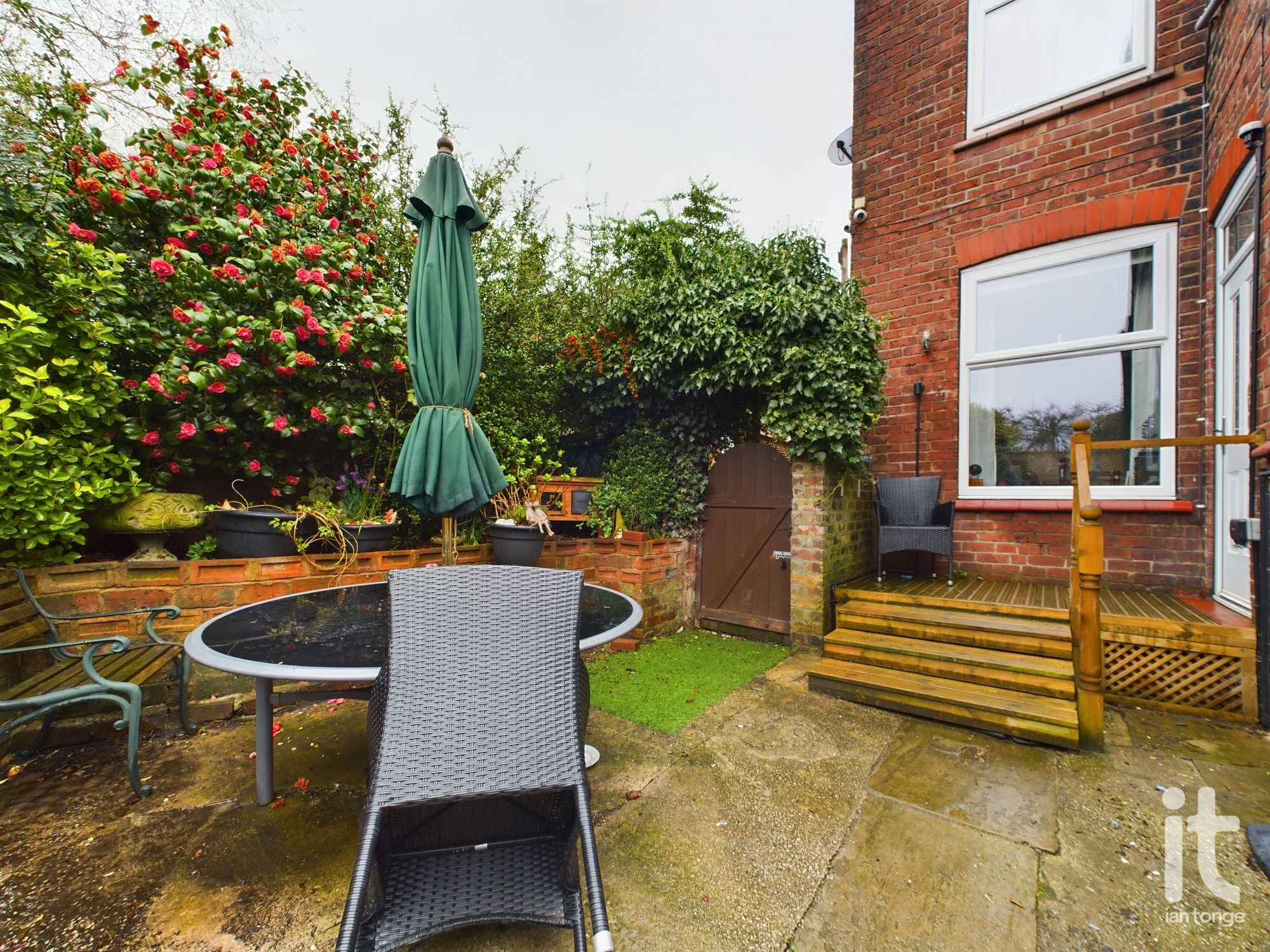 2 bedroom end terraced house Sold in Stockport - Photograph 27.