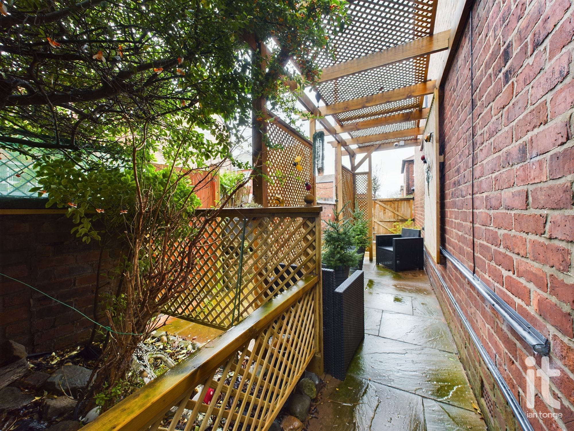 2 bedroom end terraced house Sold in Stockport - Photograph 28.