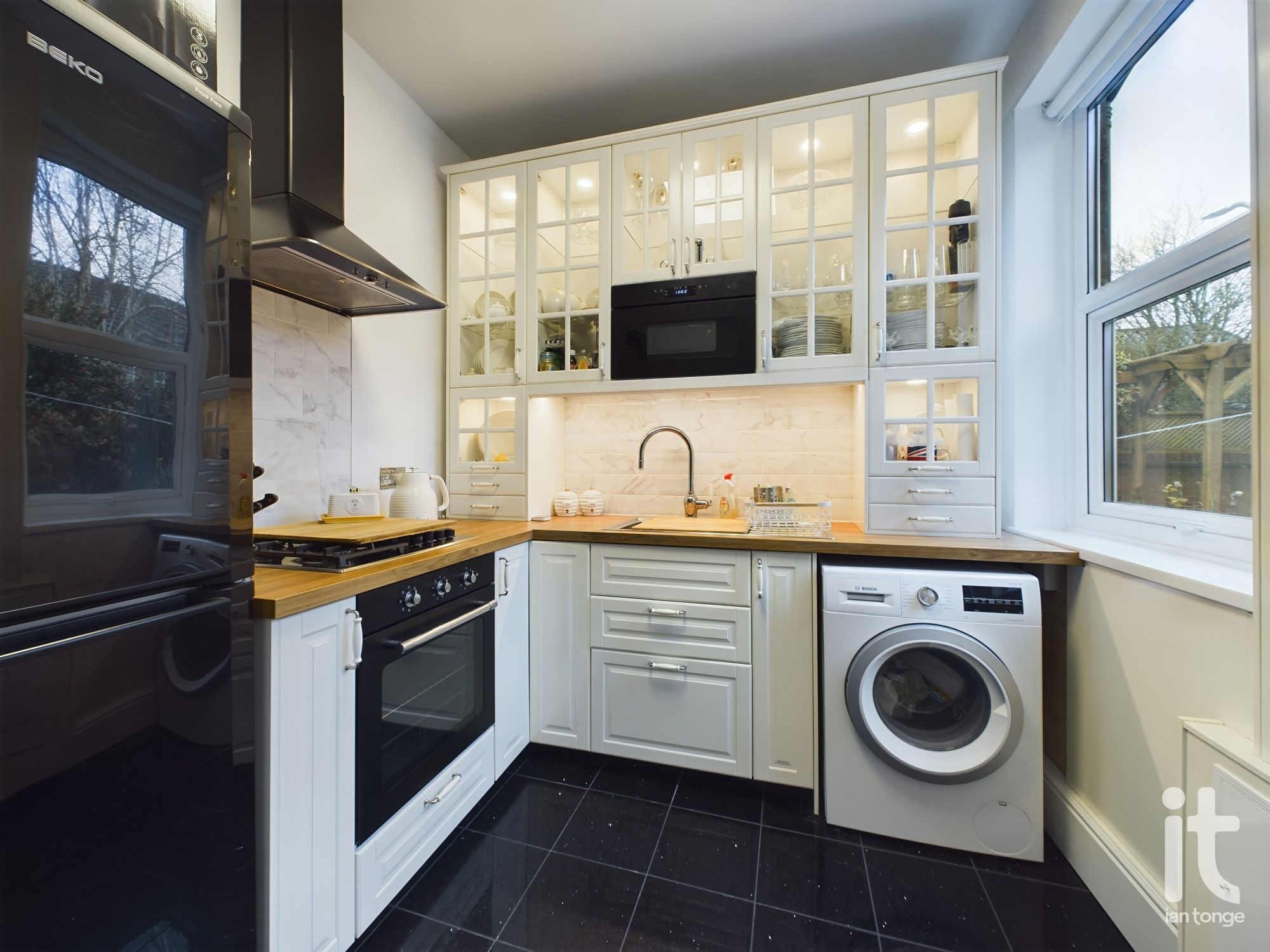 2 bedroom end terraced house Sold in Stockport - Photograph 11.