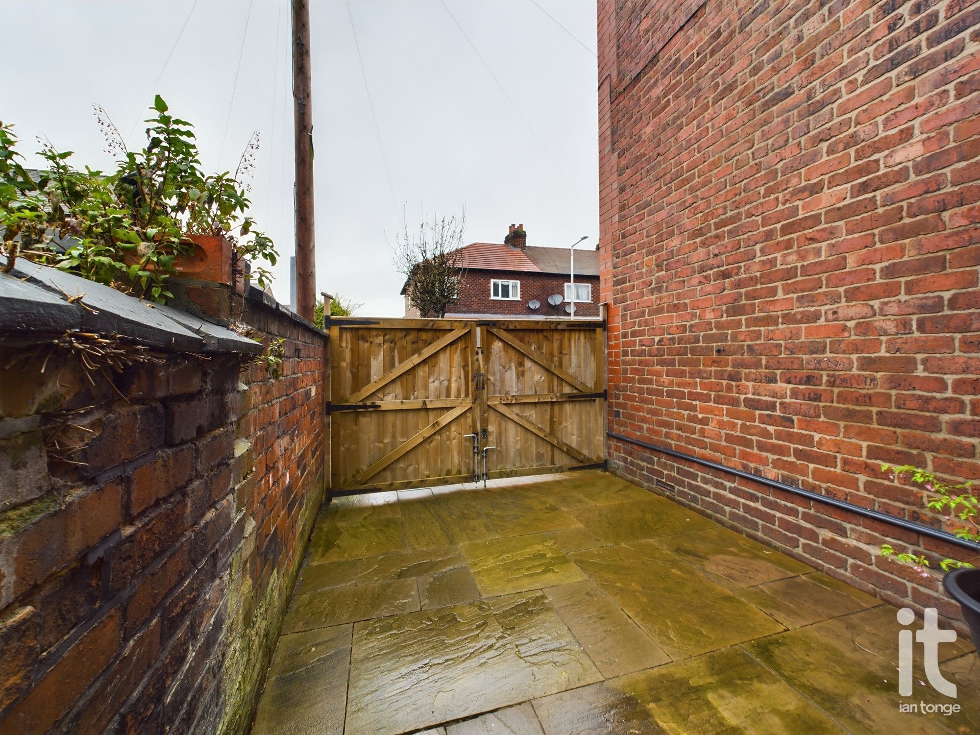 2 bedroom end terraced house Sold in Stockport - Photograph 30.